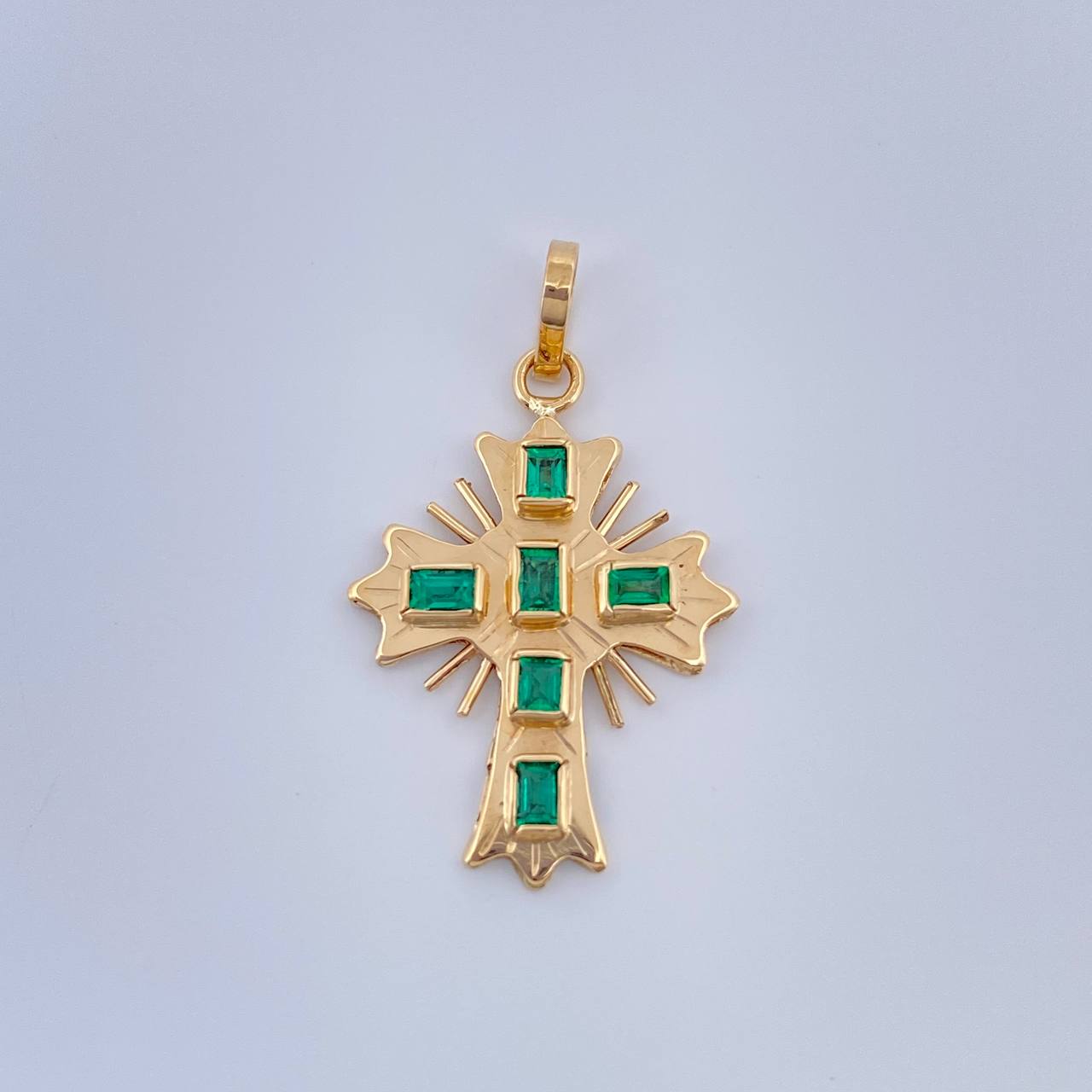 Dije Cruz Plana Aurora Esmeralda 1.4gr / 2.7cm / Oro Amarillo 18K %