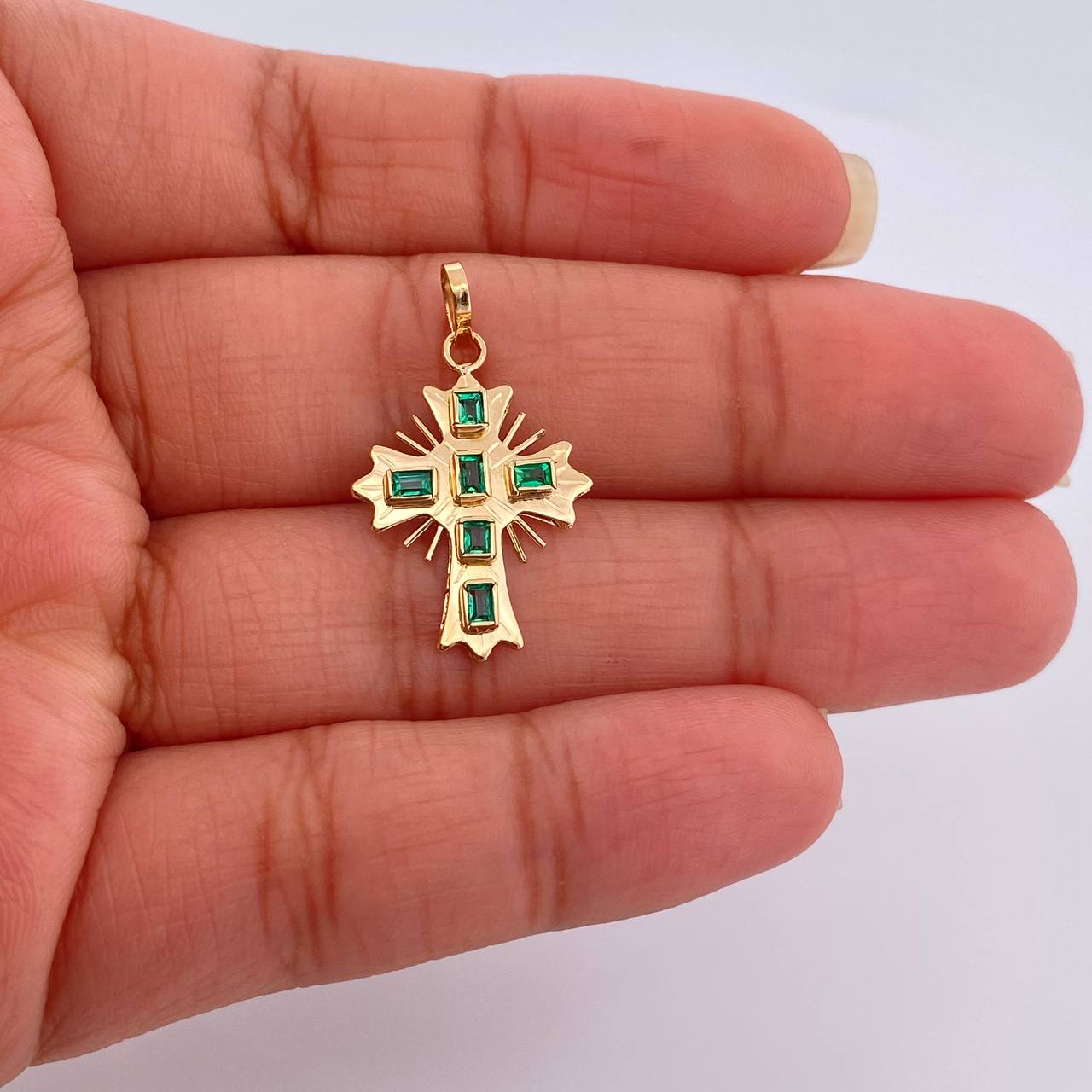 Dije Cruz Plana Aurora Esmeralda 1.4gr / 2.7cm / Oro Amarillo 18K %