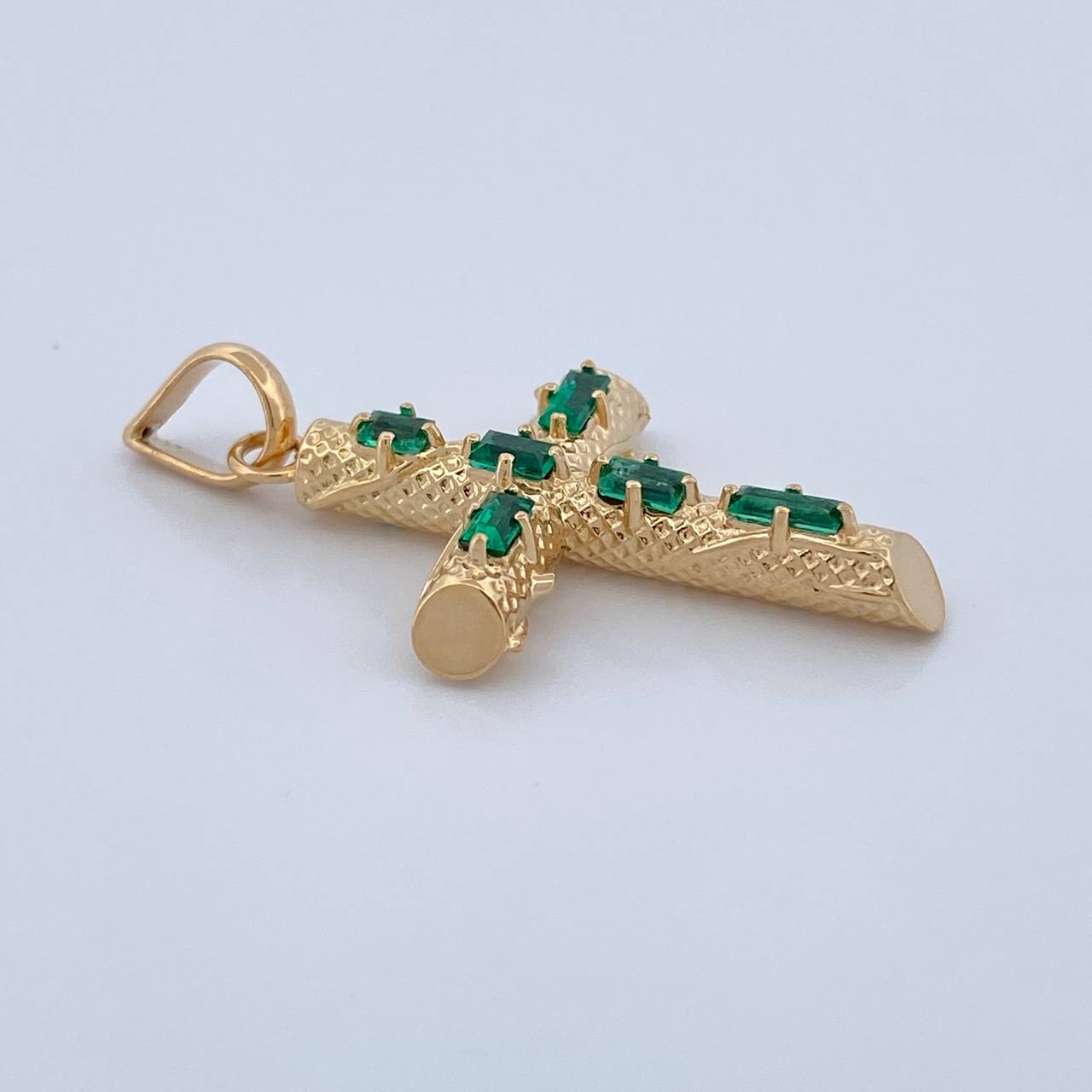 Dije Cruz Tronco Esmeralda 2.4gr / 3.4cm / Oro Amarillo 18K %