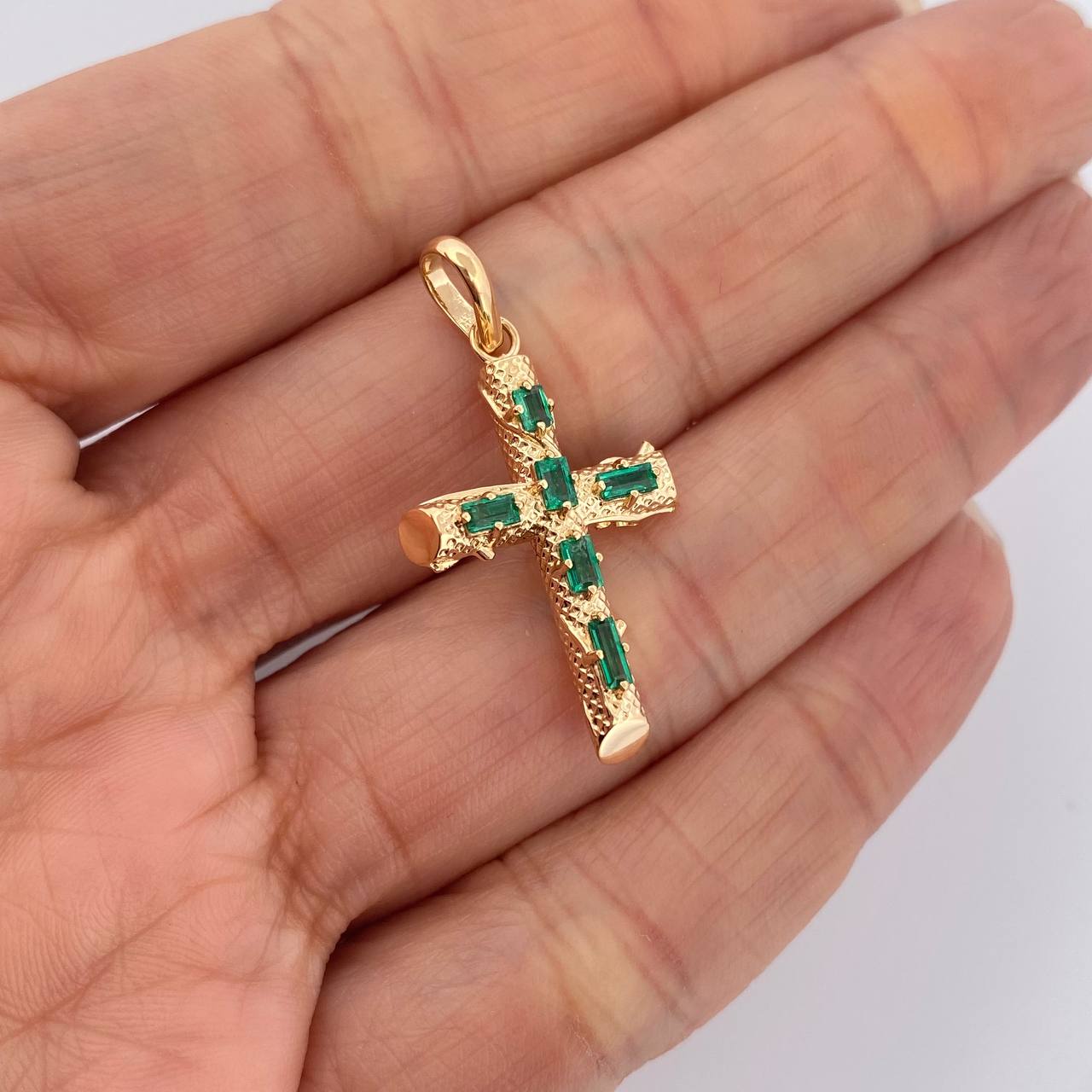 Dije Cruz Tronco Esmeralda 2.4gr / 3.4cm / Oro Amarillo 18K %