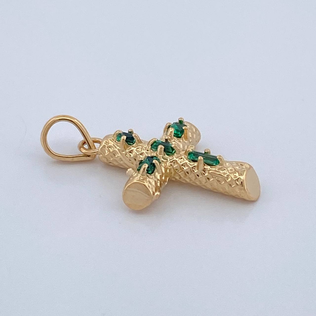 Dije Cruz Tronco Esmeralda 1.35gr / 2.2cm / Oro Amarillo 18K %