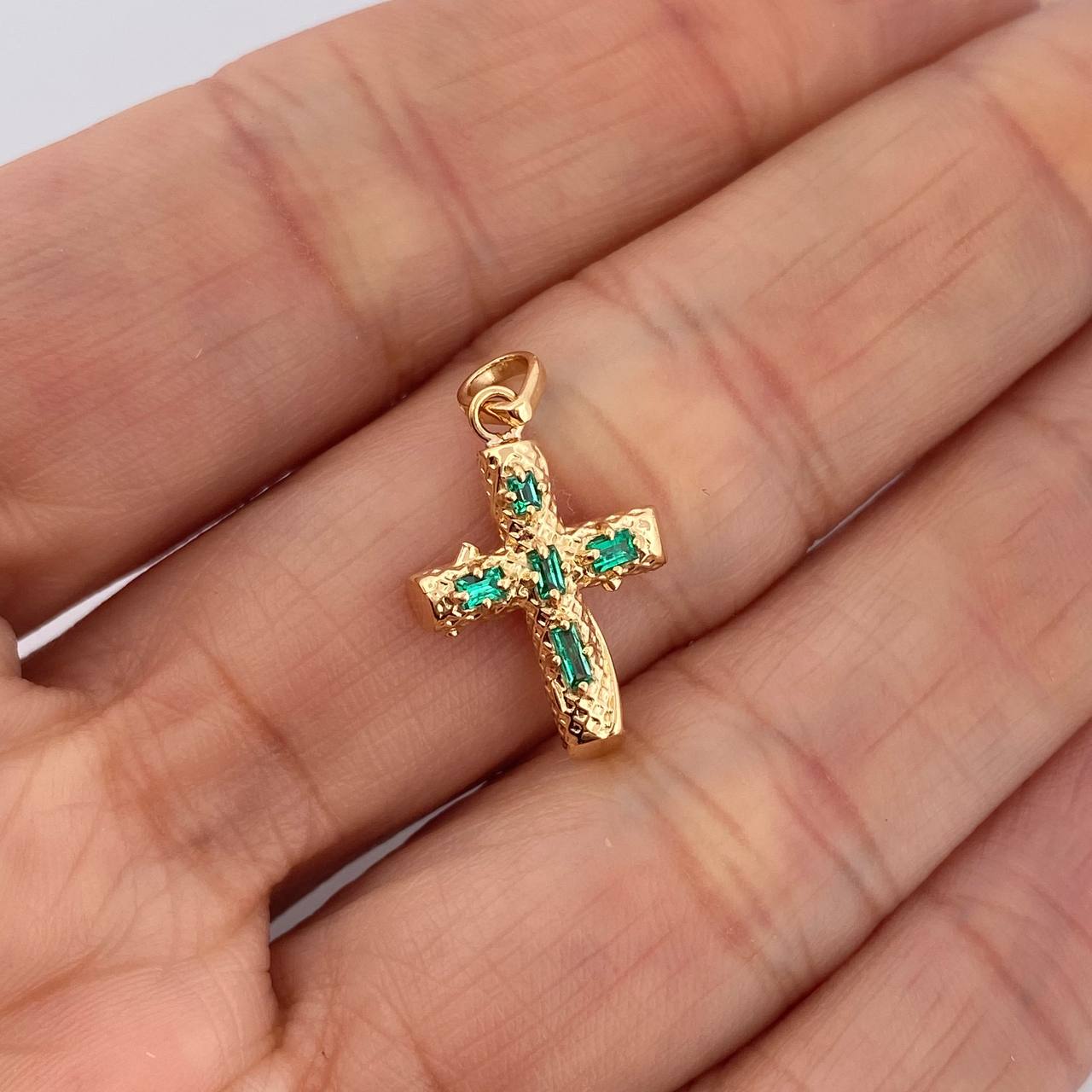 Dije Cruz Tronco Esmeralda 1.25gr / 2.3cm / Oro Amarillo 18K %