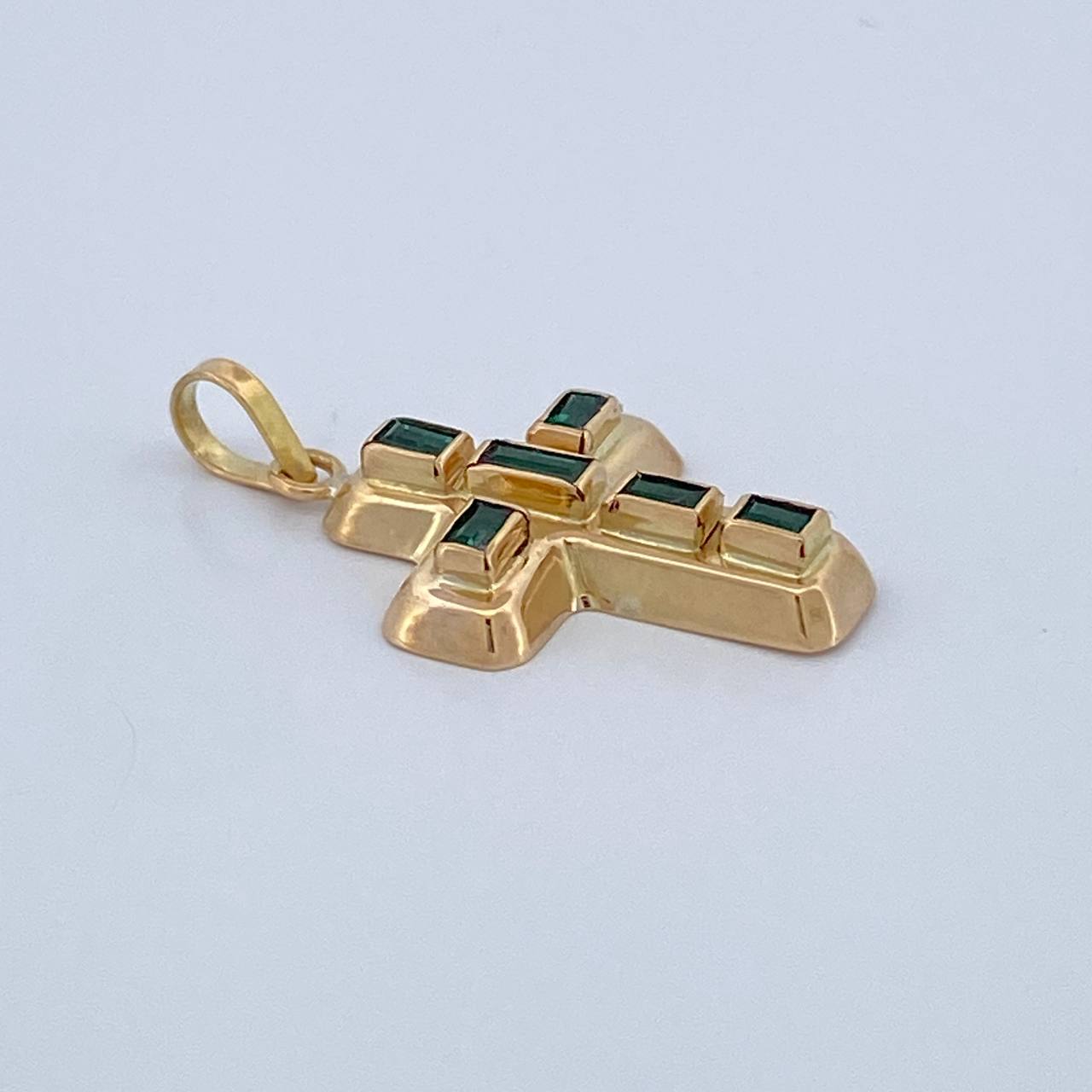 Dije Cruz Encocada Esmeralda 1.4gr / 2.5cm / Oro Amarillo 18K %