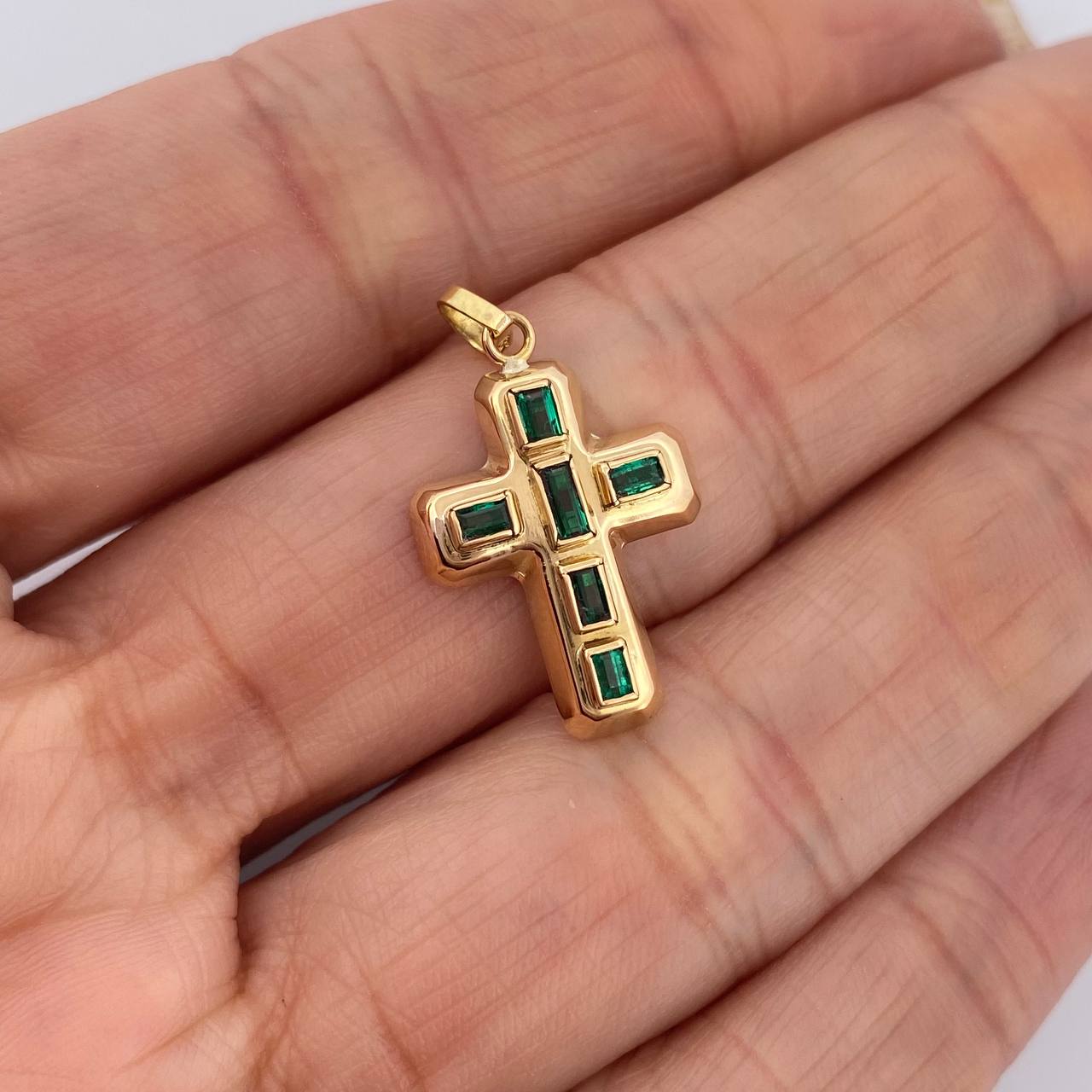 Dije Cruz Encocada Esmeralda 1.4gr / 2.5cm / Oro Amarillo 18K %