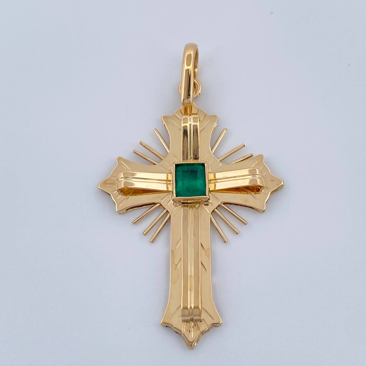 Dije Cruz Plana Esmeralda 2.9gr / 4cm / Oro Amarillo 18K %