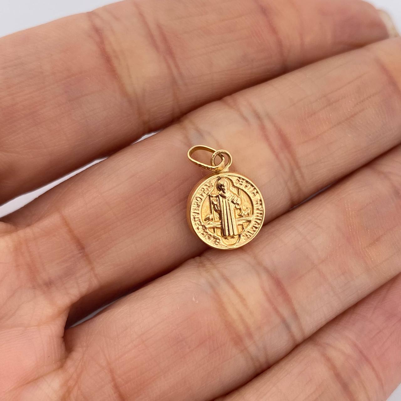 Dije San Benito 0.7gr / 2cm / Oro Amarillo 18K $