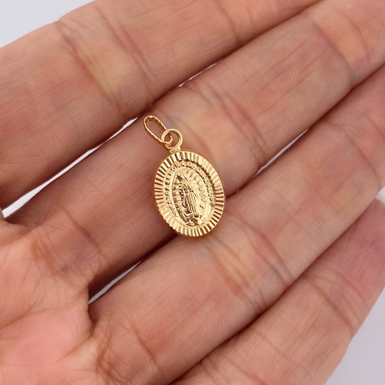 Dije Virgen De Guadalupe 0.8gr / 2.3cm / Oro Amarillo 18K $