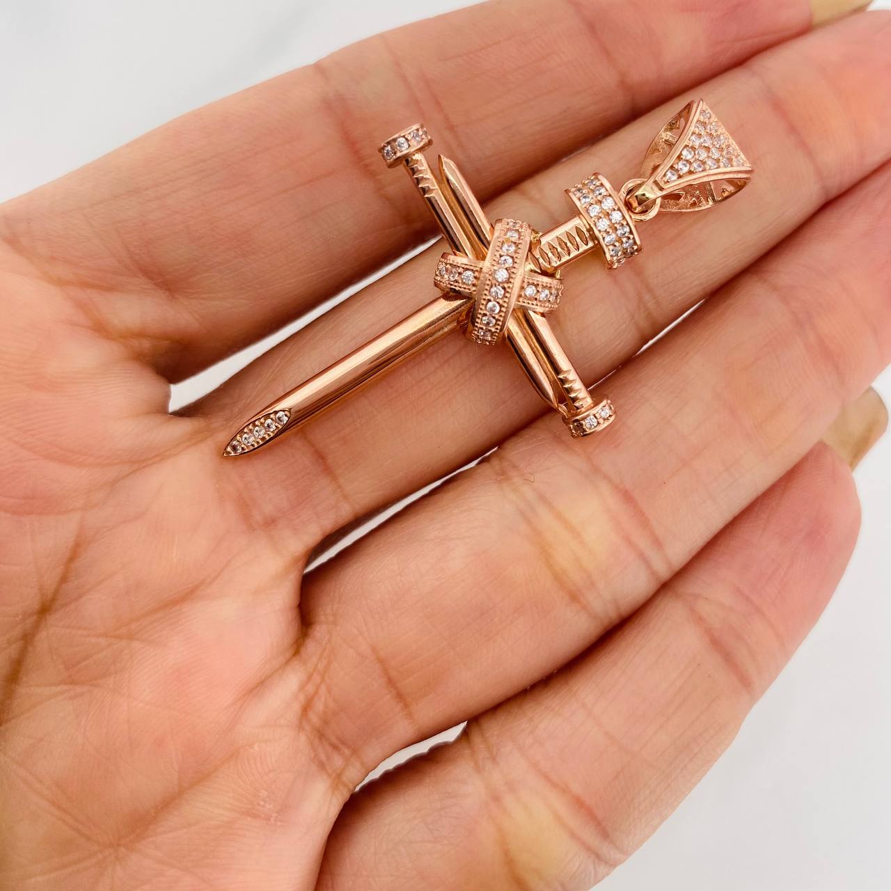 Dije Cruz Clavo 6.35g / 5cm Oro Rosa 18K
