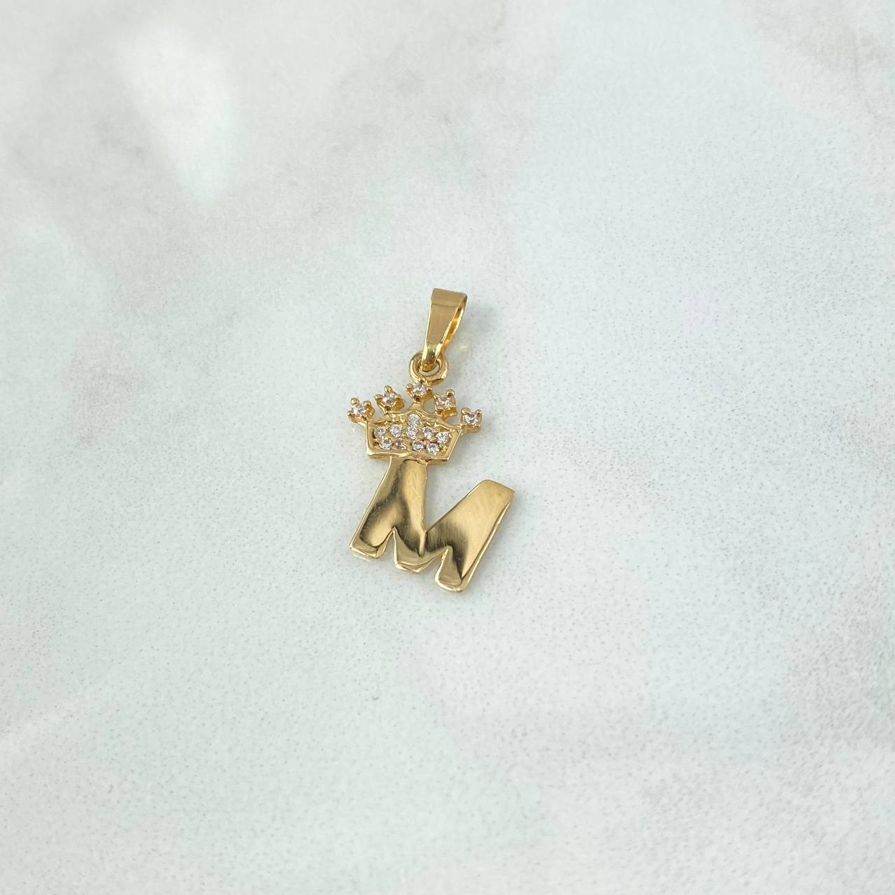 Dije Letra M Corona 1.05gr / 2.3cm / Circones Blancos Oro Amarillo 18K