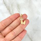 Dije Letra M Corona 1.05gr / 2.3cm / Circones Blancos Oro Amarillo 18K