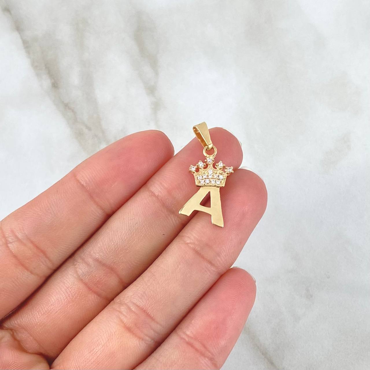 Dije Letra A Corona 1.05gr / 2.3cm / Circones Blancos Oro Amarillo 18K