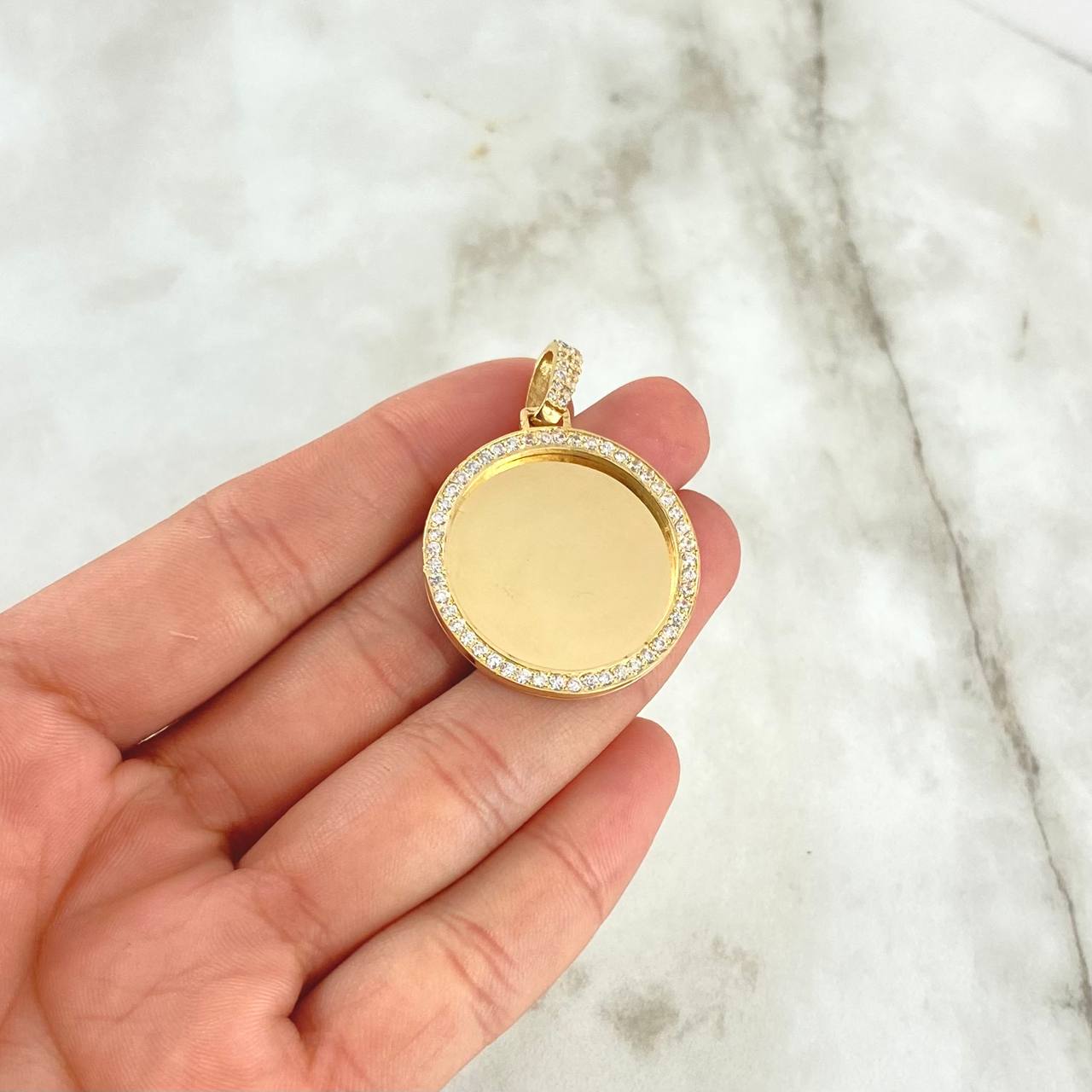 Dije Placa Circular Espejo 8.9gr / 4cm / Circones Blancos Oro Amarillo 18K ©