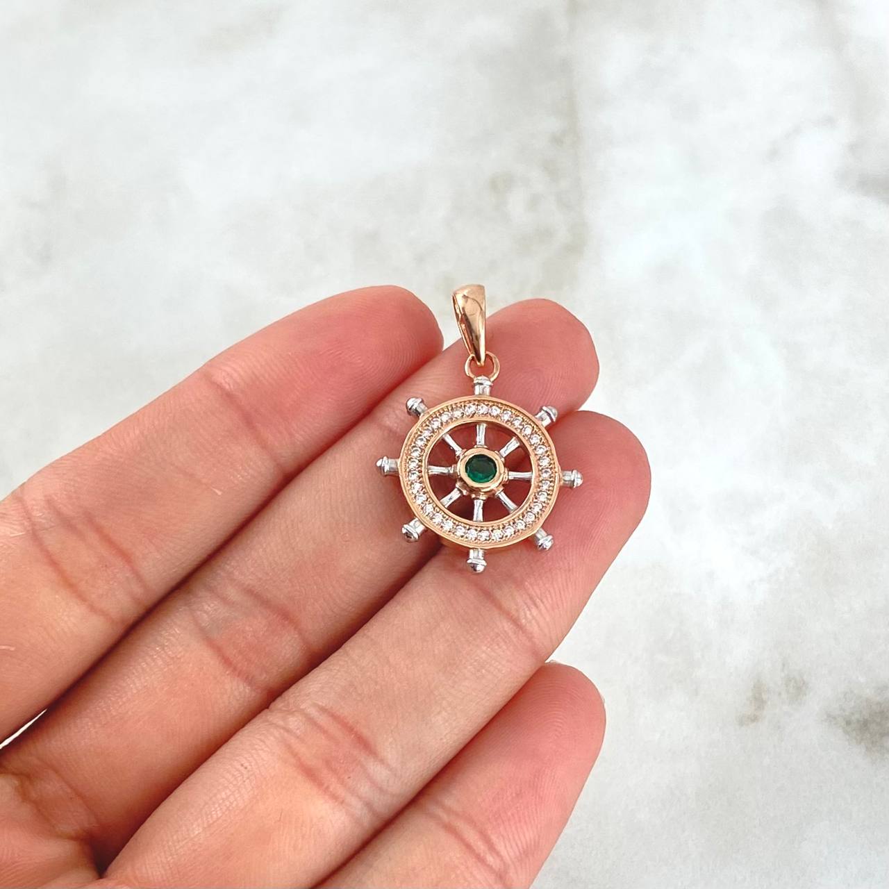 Dije Timon 2.6gr / 3cm / Circones Blancos -verde Oro Rosa 18K ©