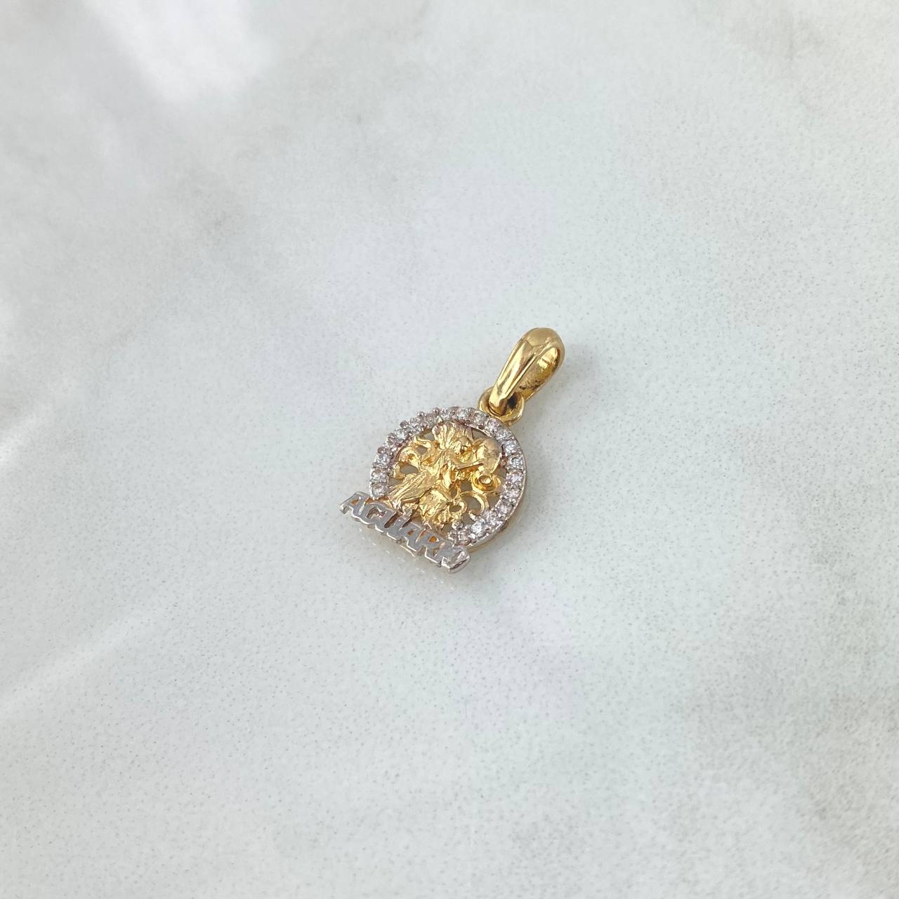 Dije Signo Acuario 1.5gr / 2cm / Circones Blancos Oro Amarillo 18K (Oferta) ©