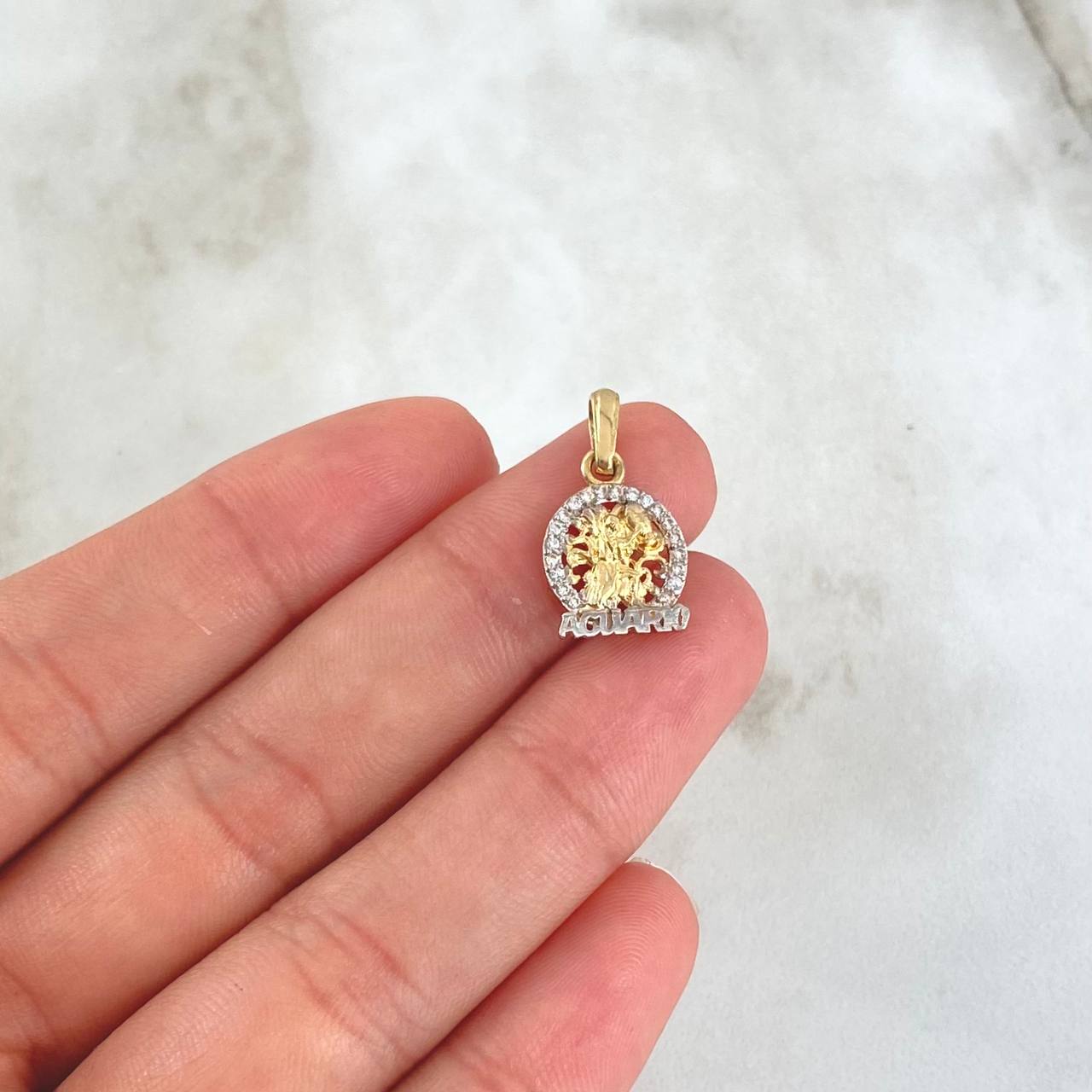 Dije Signo Acuario 1.5gr / 2cm / Circones Blancos Oro Amarillo 18K (Oferta) ©