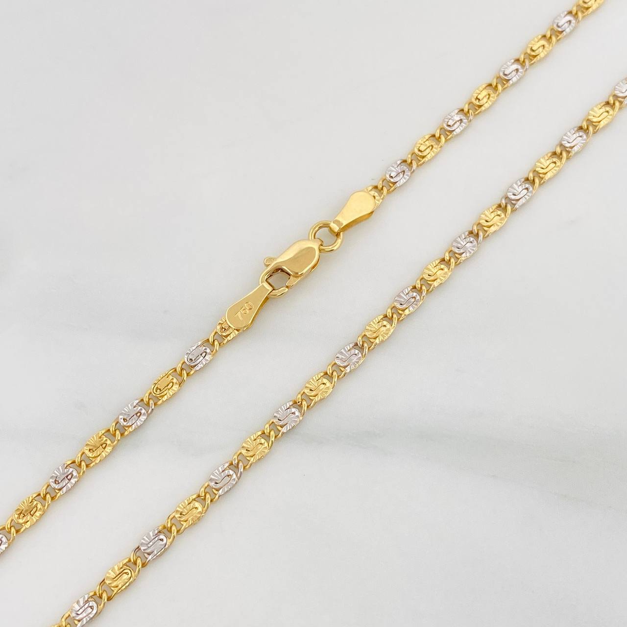 Cadena Escalera Plana 4.25g / 60cm / 2.44mm Dos Oros Amarillo Blanco 18K