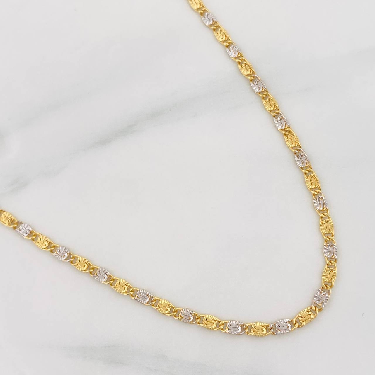 Cadena Escalera Plana 4.25g / 60cm / 2.44mm Dos Oros Amarillo Blanco 18K