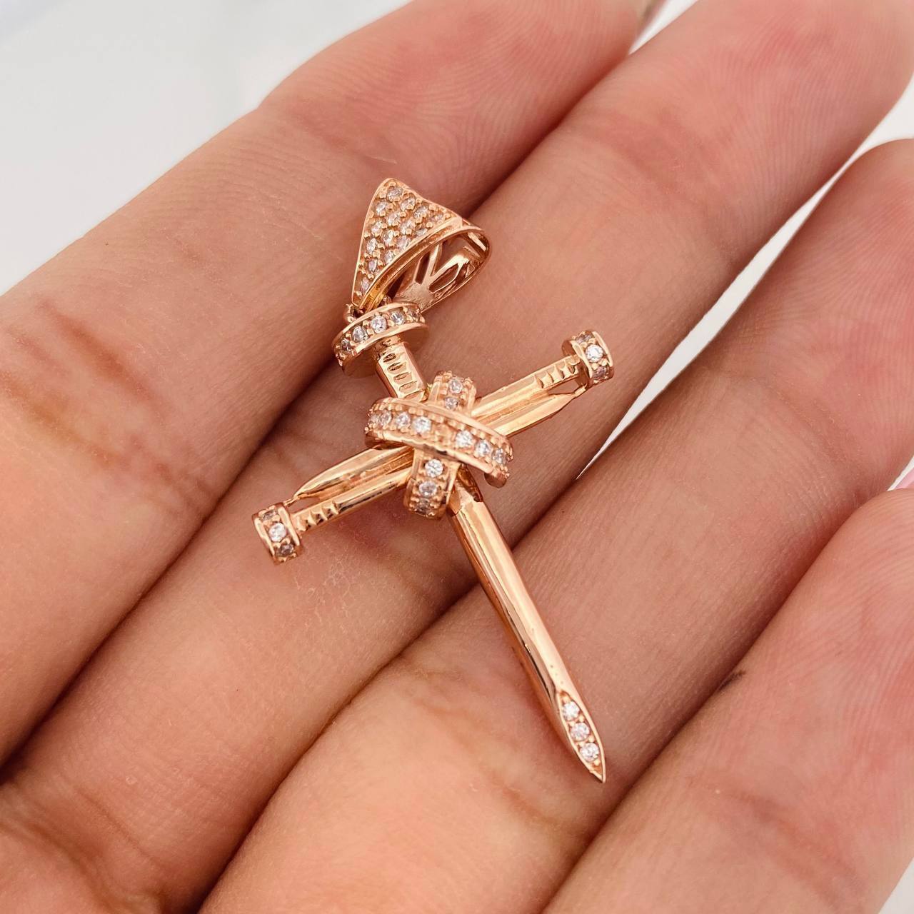 Dije Cruz Clavo 3.35g / 4cm Oro Rosa 18K