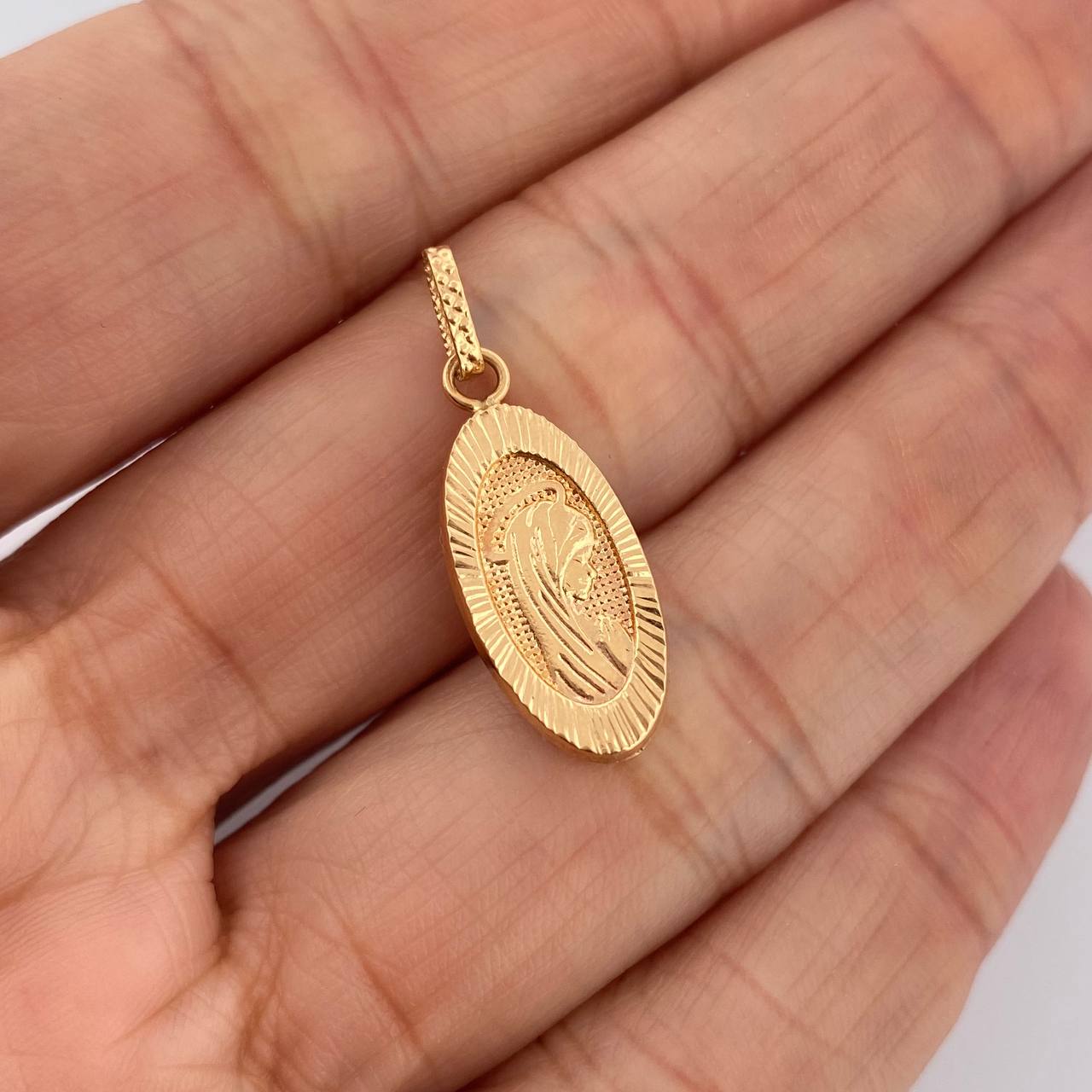 Dije Virgen Maria  1.1gr / 2.7cm / Oro Amarillo 18K $