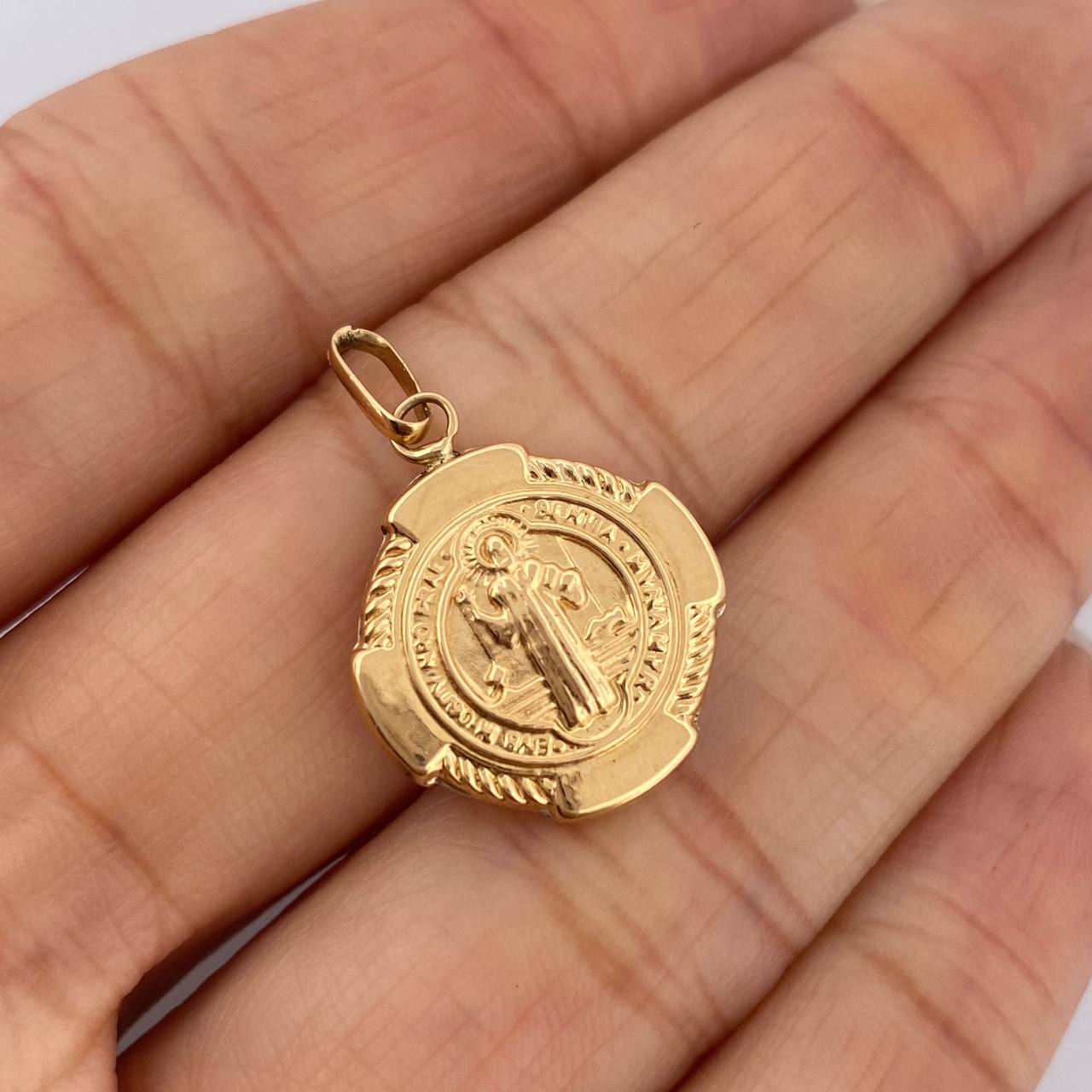 Dije San Benito 1.25gr / 2.6cm / Oro Amarillo 18K $