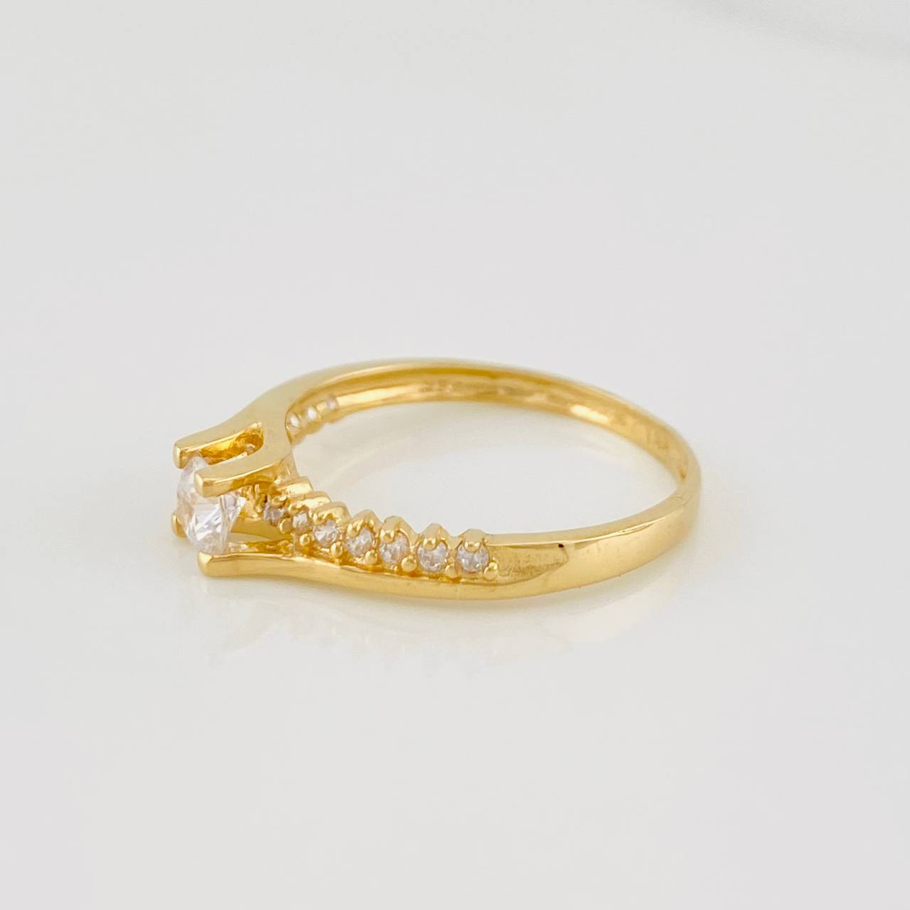 Anillo Solitario Curvo 1.75g / T5 3/4 Oro Amarillo 18K