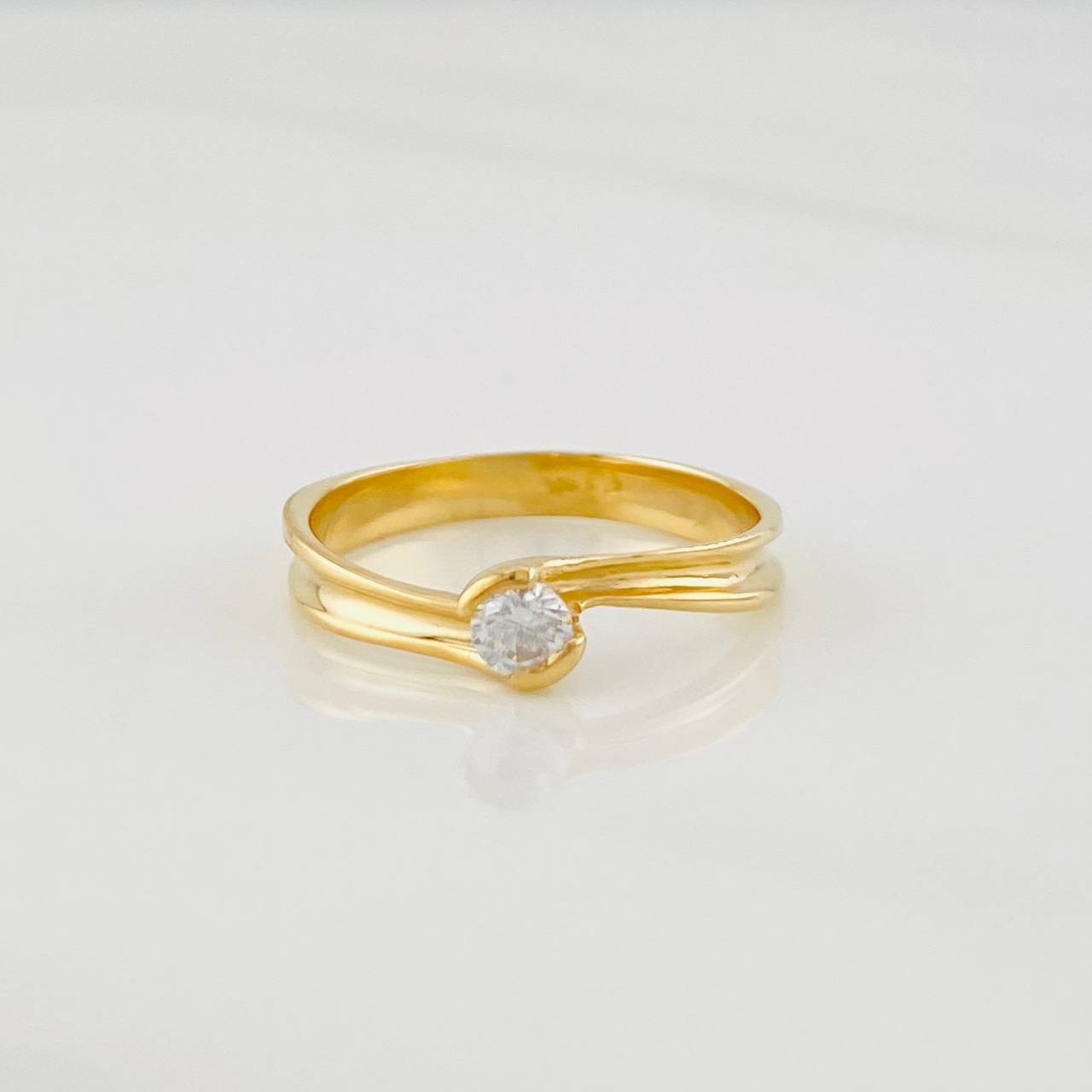 Anillo Solitario Curvo 2.1g / T6 Oro Amarillo 18K