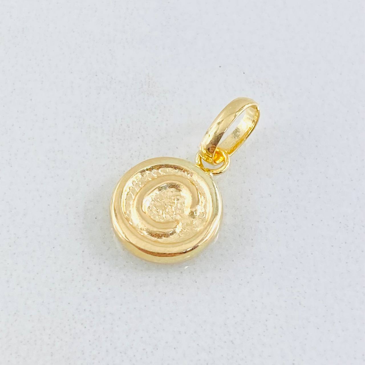 Dije Letra C 0.35gr / 1.5cm / Oro Amarillo 18K ©