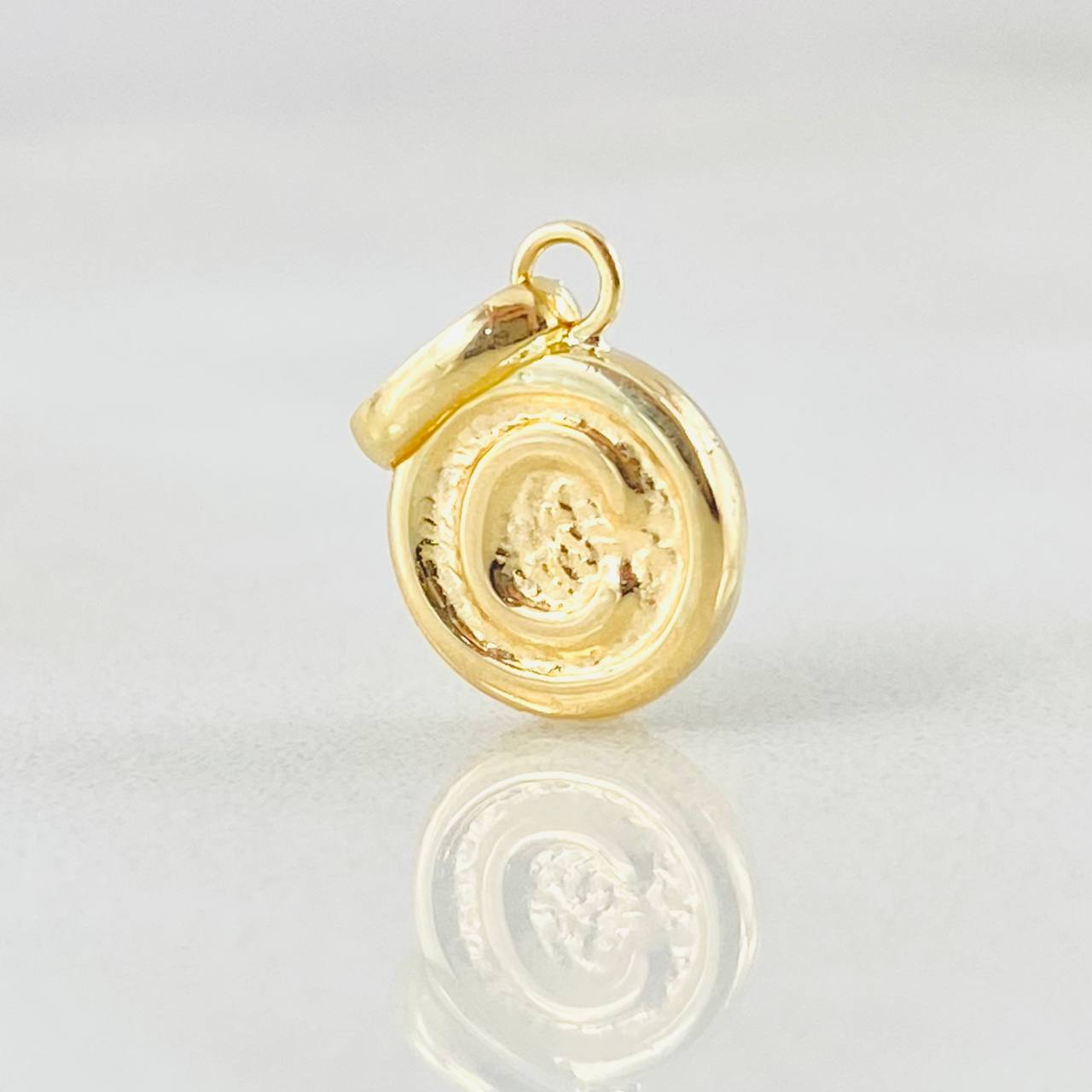 Dije Letra C 0.35gr / 1.5cm / Oro Amarillo 18K ©