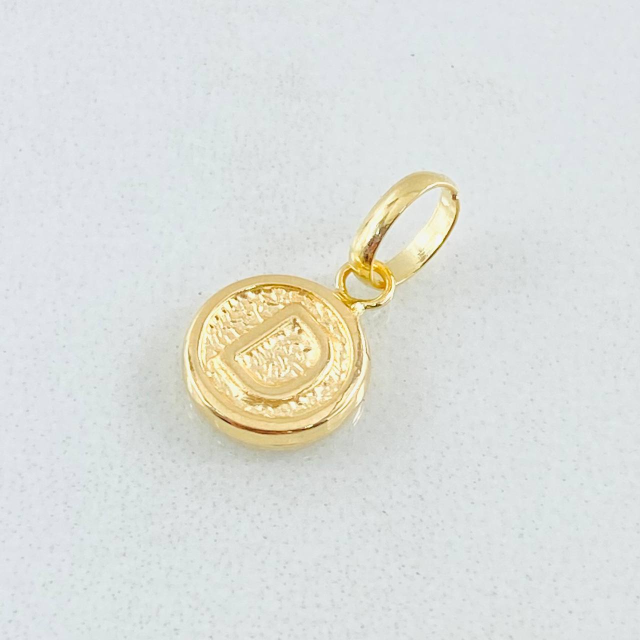 Dije Letra D 0.35gr / 1.5cm / Oro Amarillo 18K ©