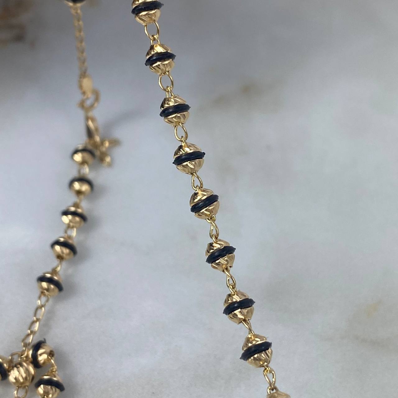 Rosario Virgen de Guadalupe 12.45gr / 50cm / 3.50mm-4mm Bolas Diamantadas Cauchos Negros Mate Circones Blancos Oro Amarillo *