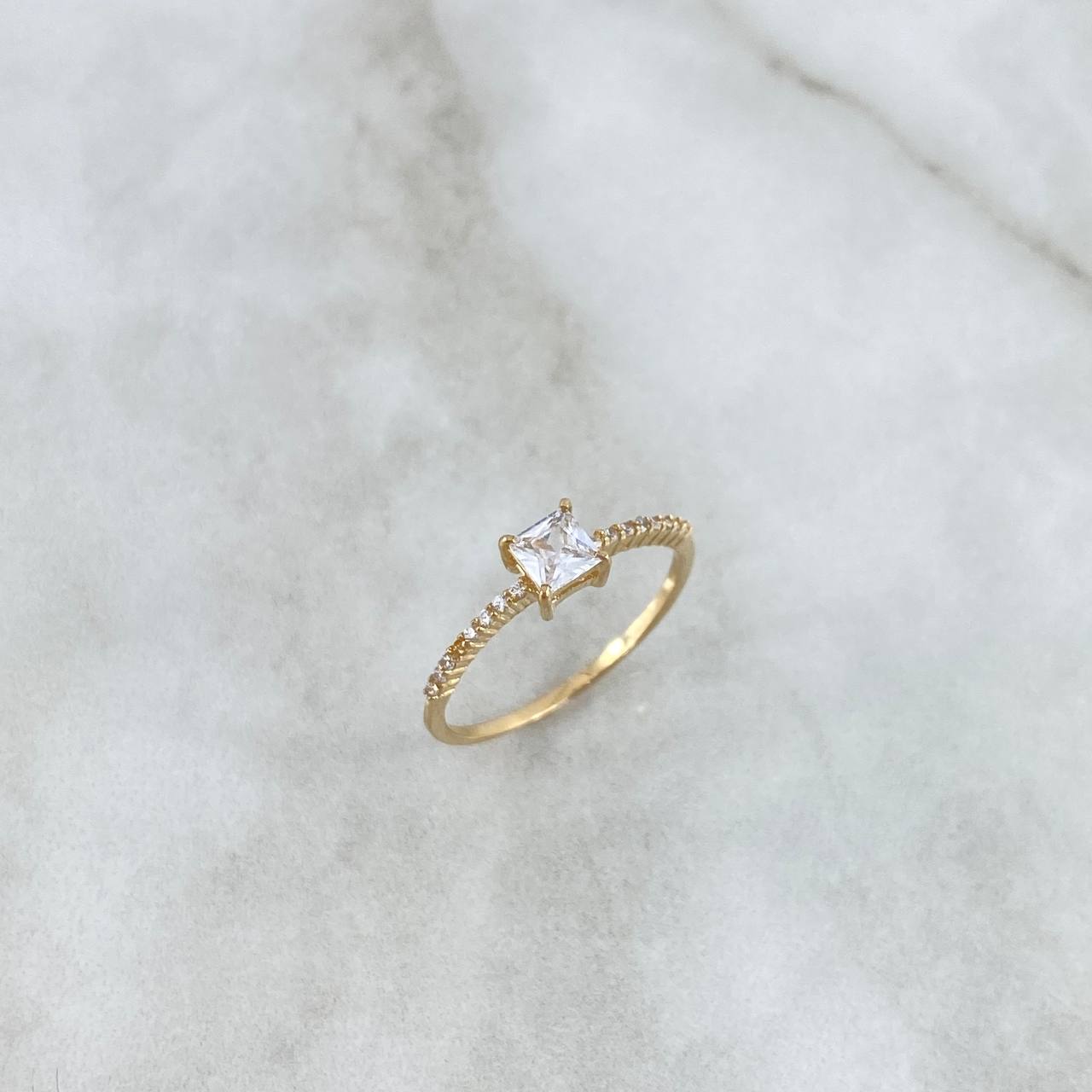 Anillo Solitario Churumbela Circulos 1.35gr / T7 / Rectangulo Circon Blanco Oro Amarillo