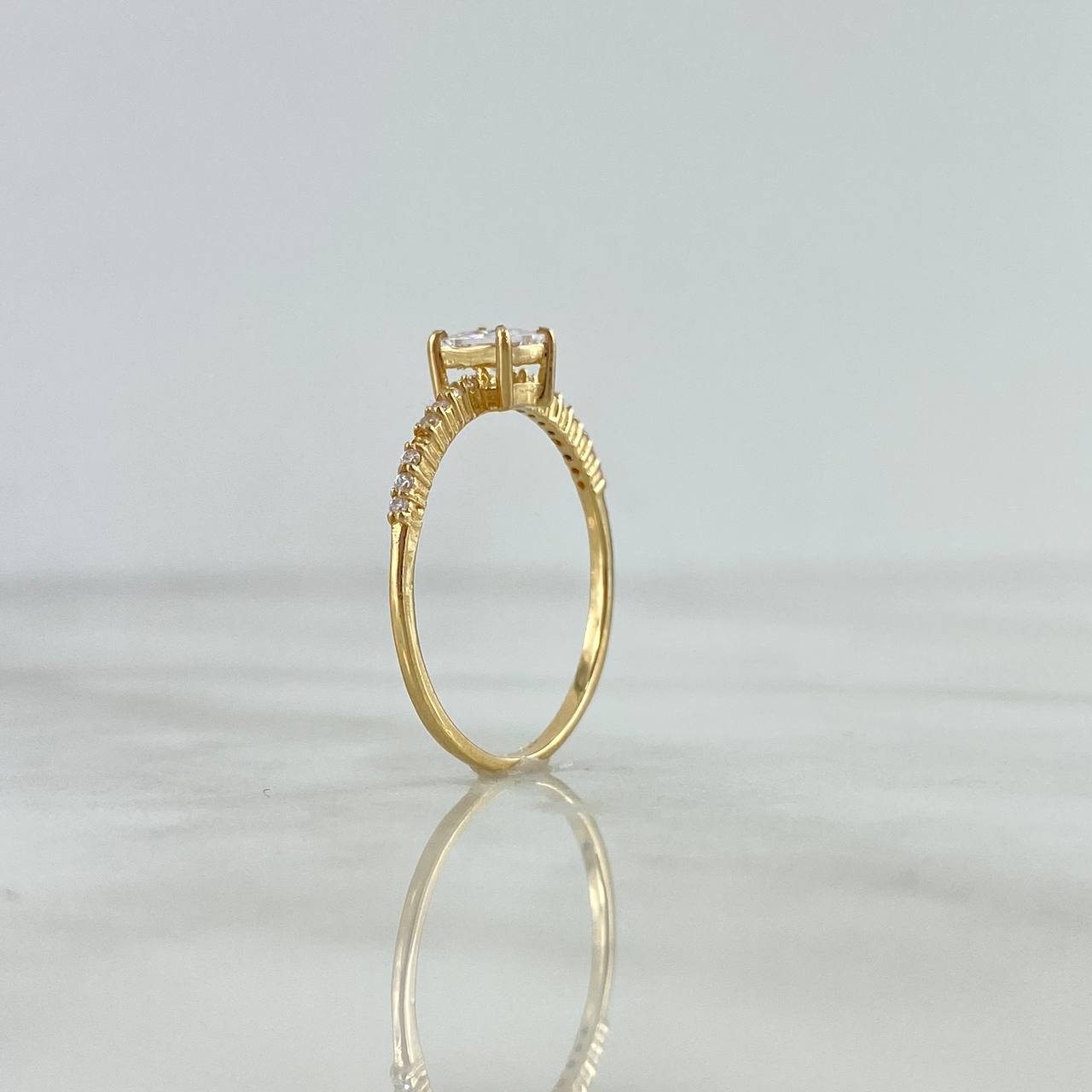 Anillo Solitario Churumbela Circulos 1.35gr / T7 / Rectangulo Circon Blanco Oro Amarillo