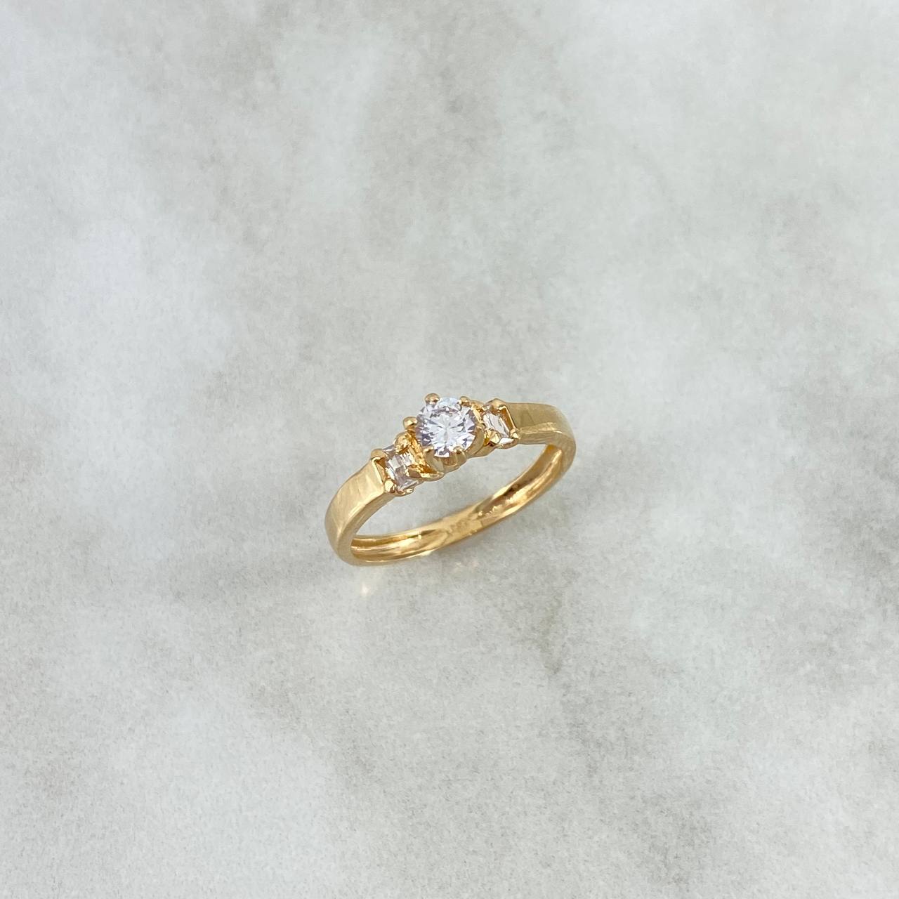 Anillo Solitario Rectangulo 2.2gr / T6 / Ovalado Circon Blanco Oro Amarillo