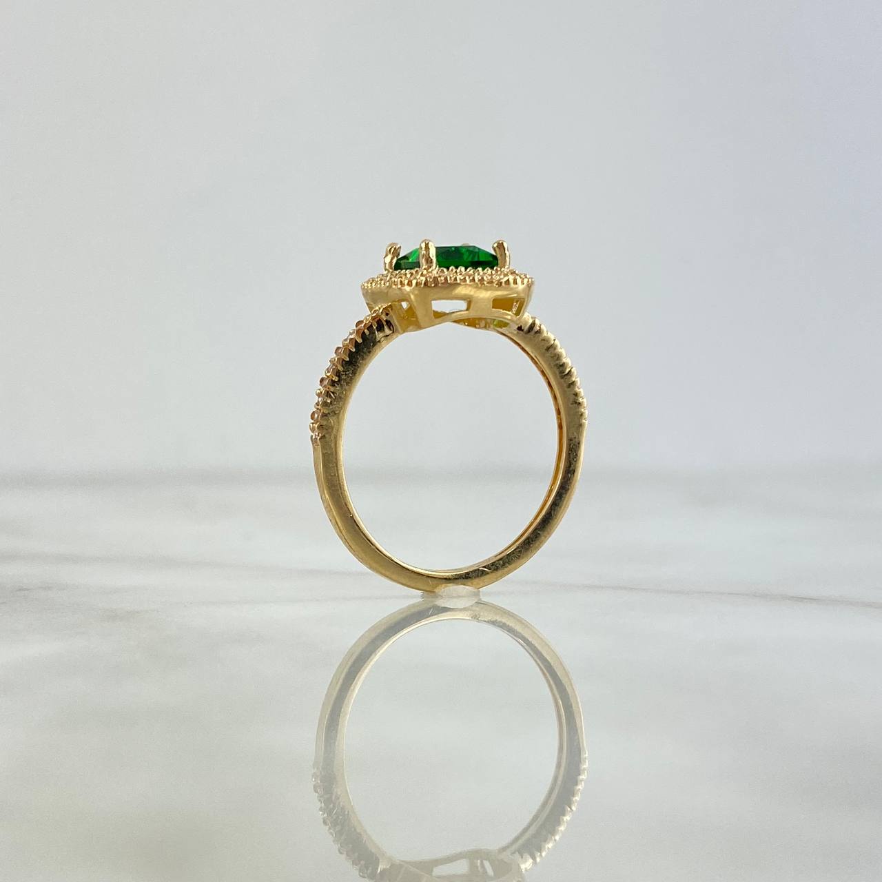 Anillo Solitario Halo Cuadrado 3.6gr / T7 / Circones Blancos-Verdes Oro Amarillo