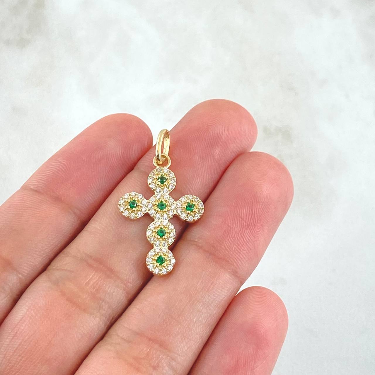 Dije Cruz Tupida 2.1gr / 2.8cm / Circones Blancos Verdes Oro Amarillo 18K ©
