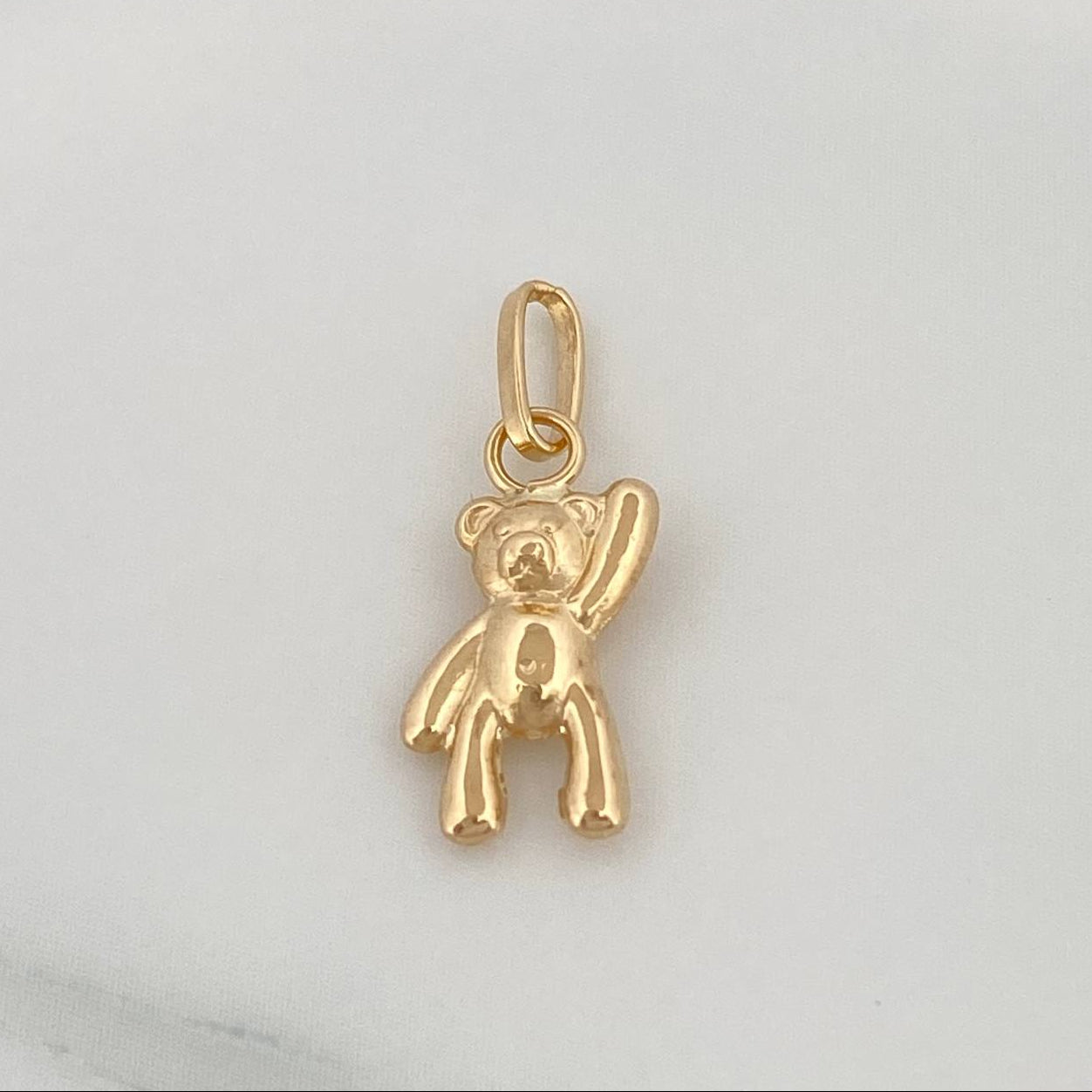 Dije Oso Mano Arriba 0.35gr / 1.7cm / Oro Amarillo 18K %