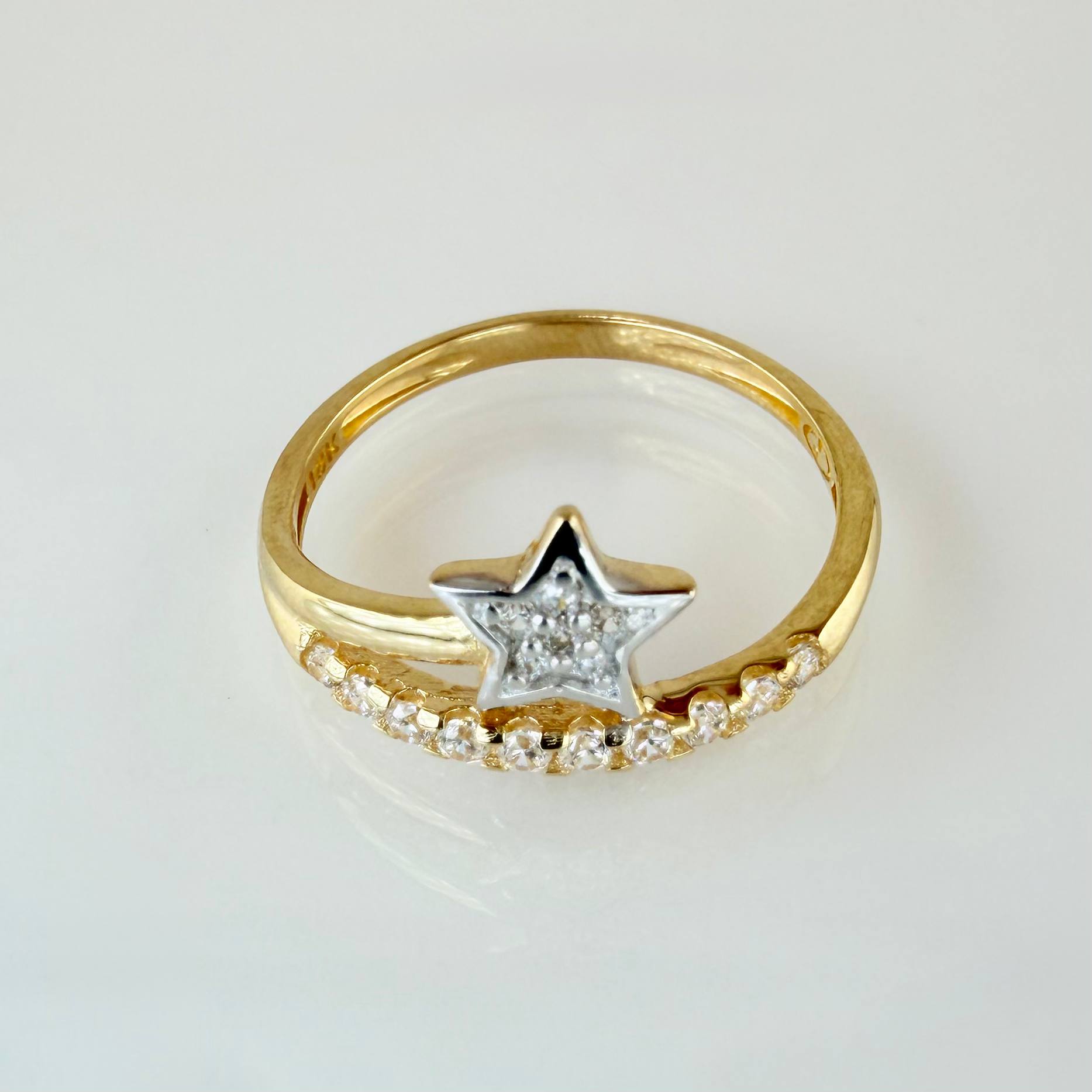 Anillo Estrella Fugaz 1.8gr / T6 1/4 / Oro Amarillo 18K ©