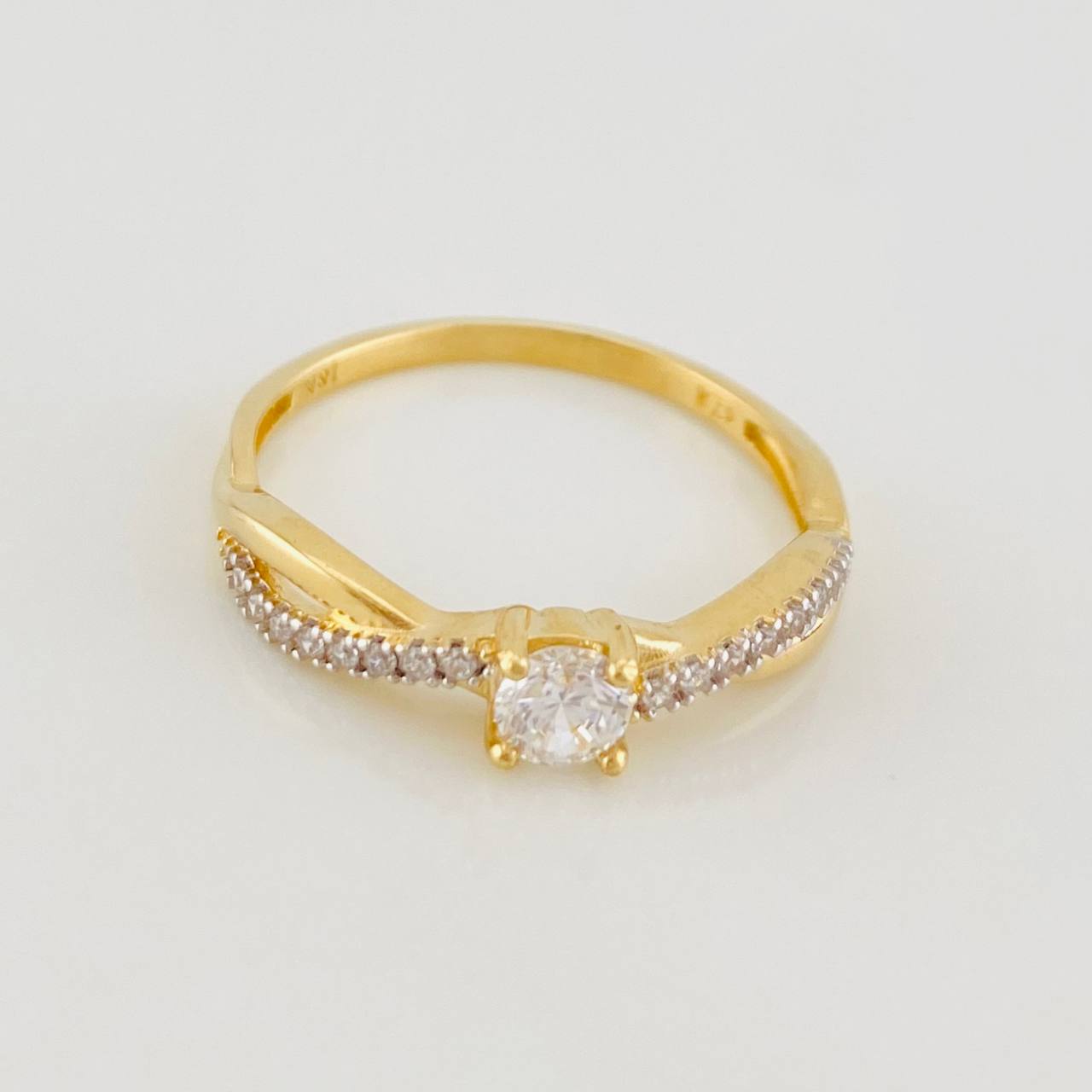 Anillo Solitario Entrelazado 2.1g / T7 1/2 Dos Oros Amarillo Blanco 18K