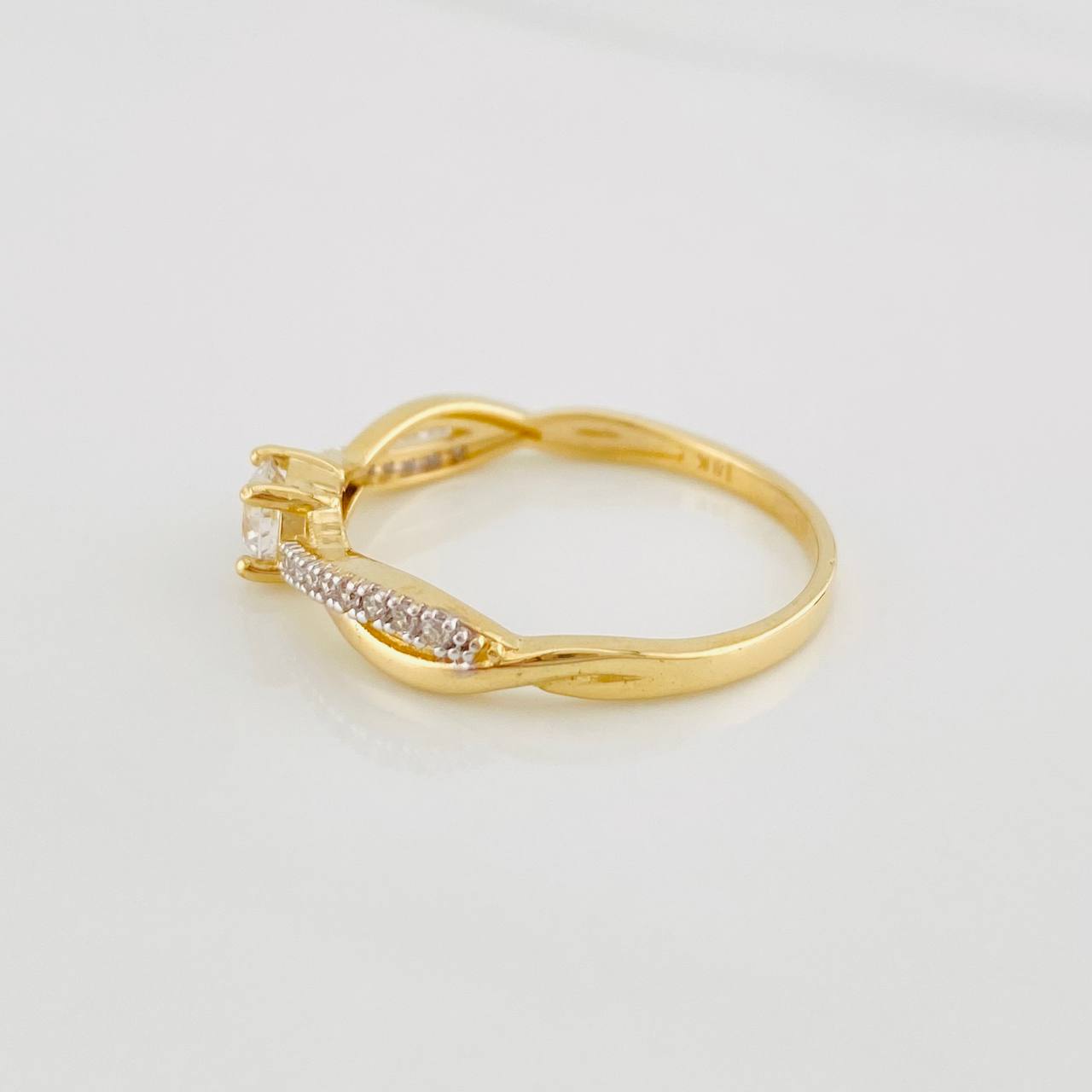 Anillo Solitario Entrelazado 2.1g / T7 1/2 Dos Oros Amarillo Blanco 18K