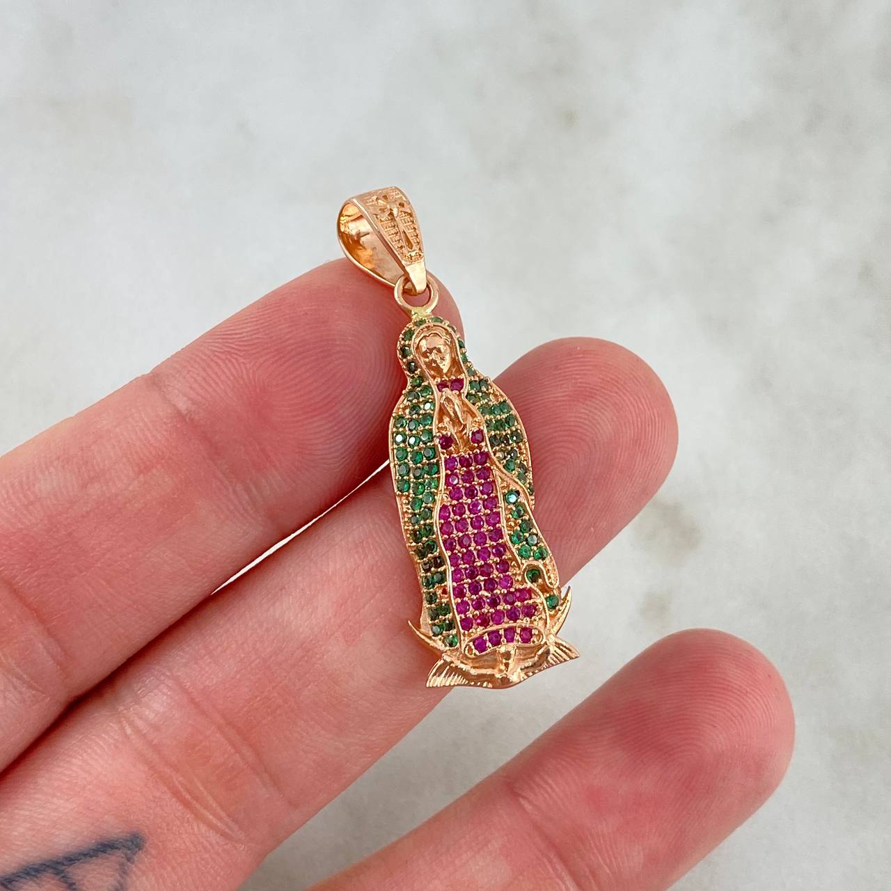 Dije Virgen Guadalupe 4.15gr / 4cm / Circones Verdes-Fucsias Oro Rosa