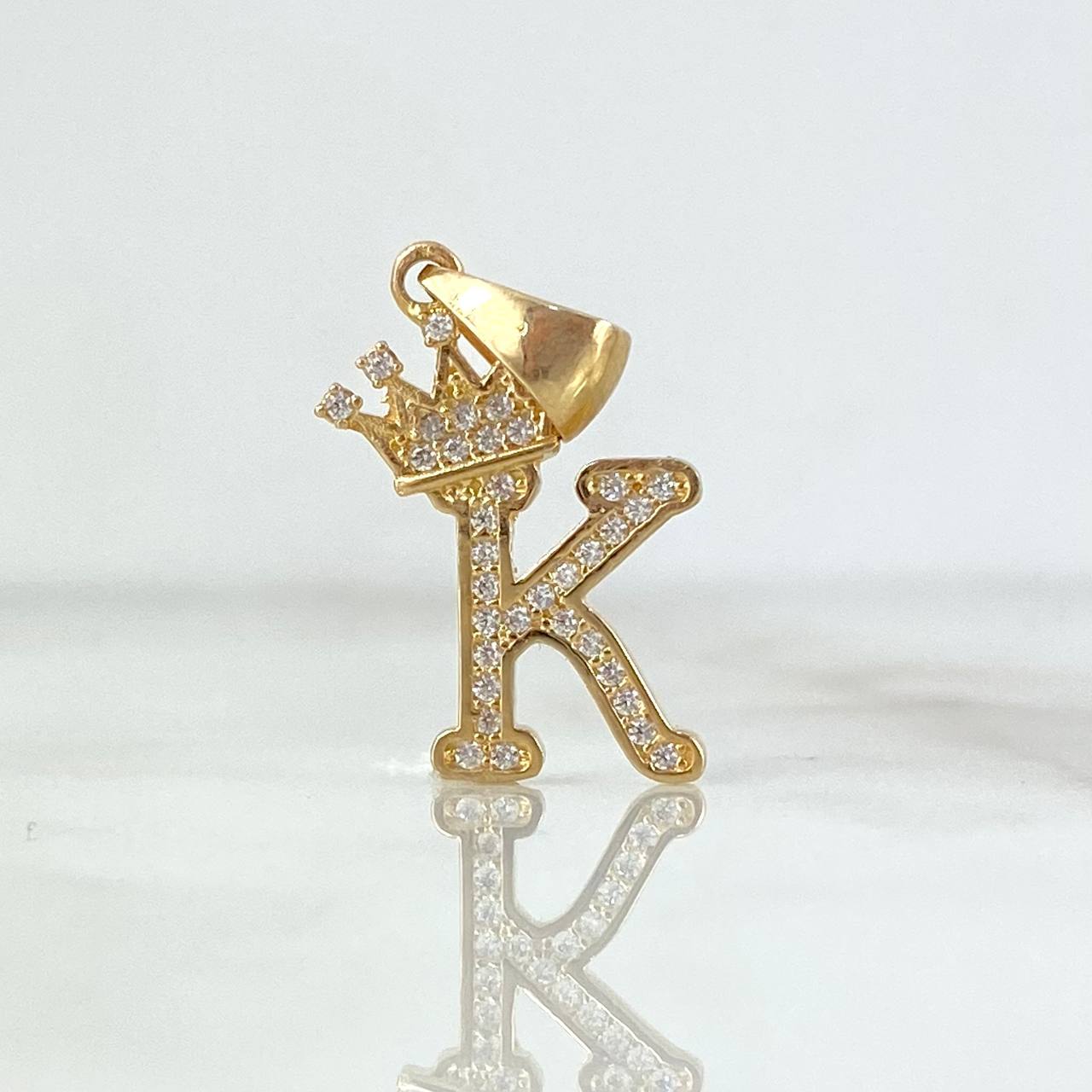Dije Letra K Corona 1.8gr / 2.6cm / Circones Blancos Oro Amarillo