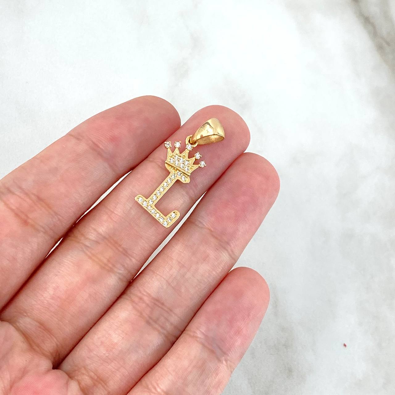 Dije Letra L Corona 1.45gr / 2.6cm / Circones Blancos Oro Amarillo