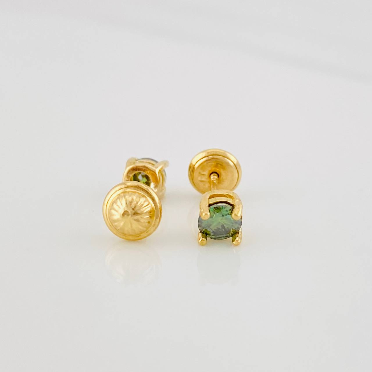Topos Cuatro Garras Moisanita 33 pts 1.2g / 4.5mm Oro Amarillo 18K