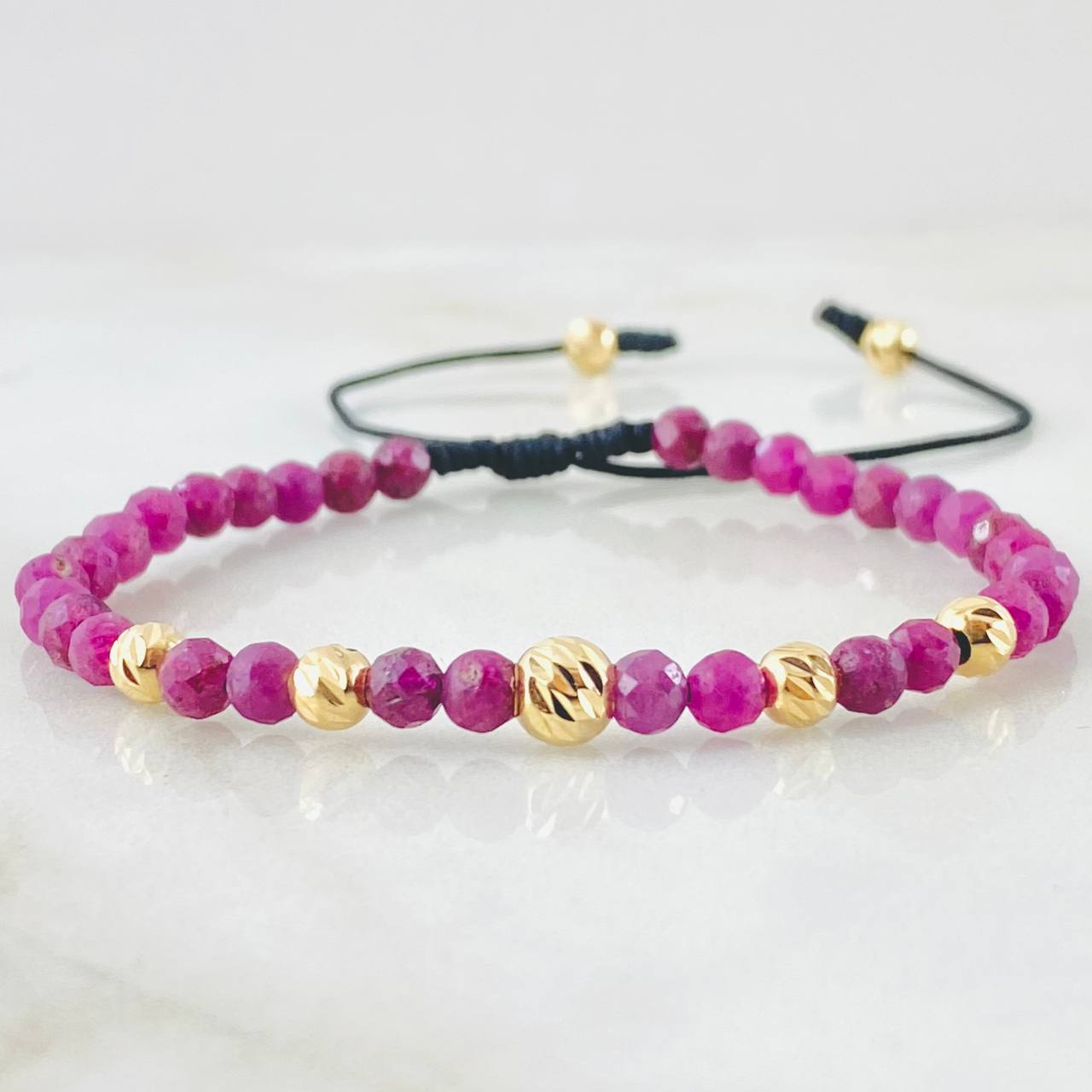 Pulsera Negra Rubies Vermelion 0.8gr / Oro Amarillo 18K (A.C)