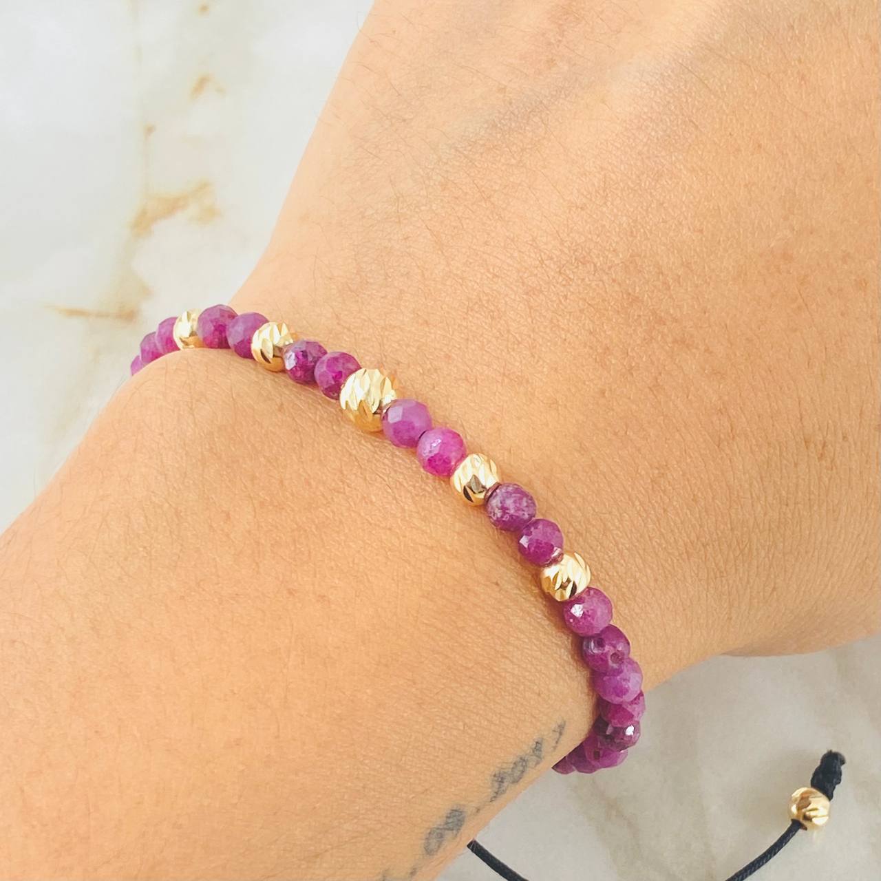 Pulsera Negra Rubies Vermelion 0.8gr / Oro Amarillo 18K (A.C)