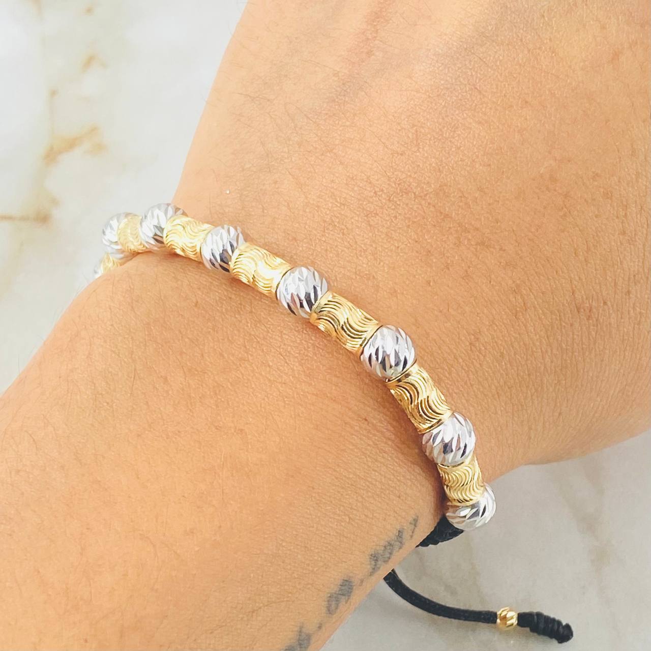 Pulsera Negra Cilindros Lunares Segmentados 2.9gr / Dos Oros Amarillo Blanco 18K *