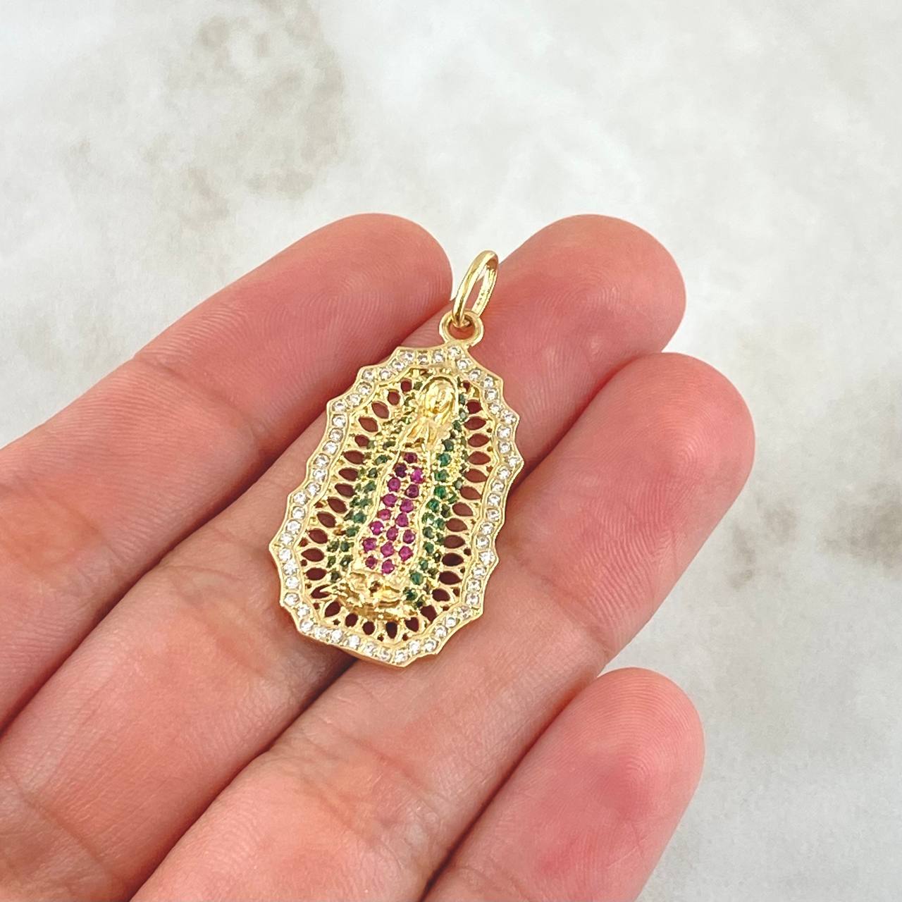 Dije Virgen de Guadalupe Filigrana 4.7gr / 4cm / Circones Blancos Vedes Fucsias Oro Amarillo 18K ©