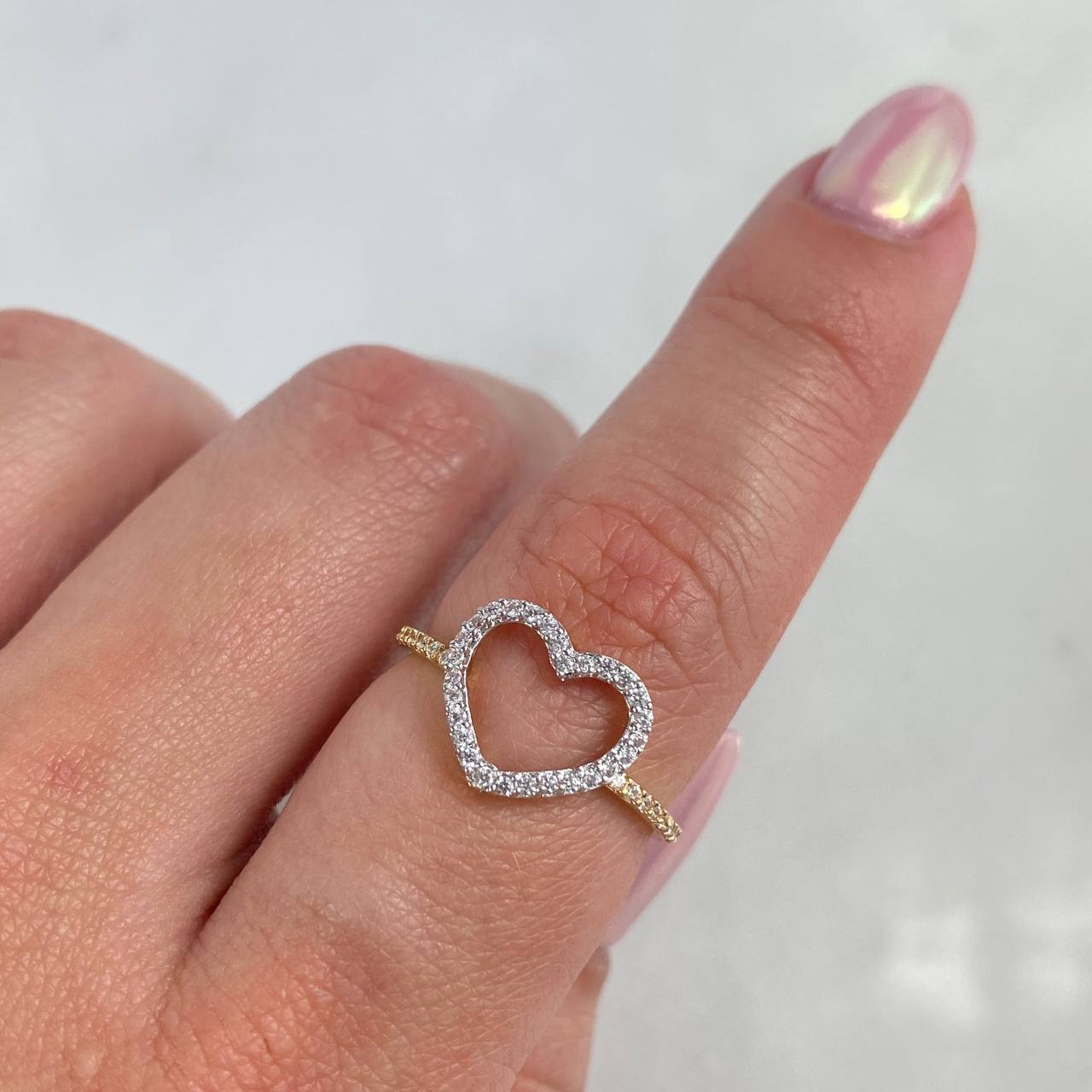 Anillo Silueta Corazon 1.45gr / T7 / Circones Blancos Oro Amarillo