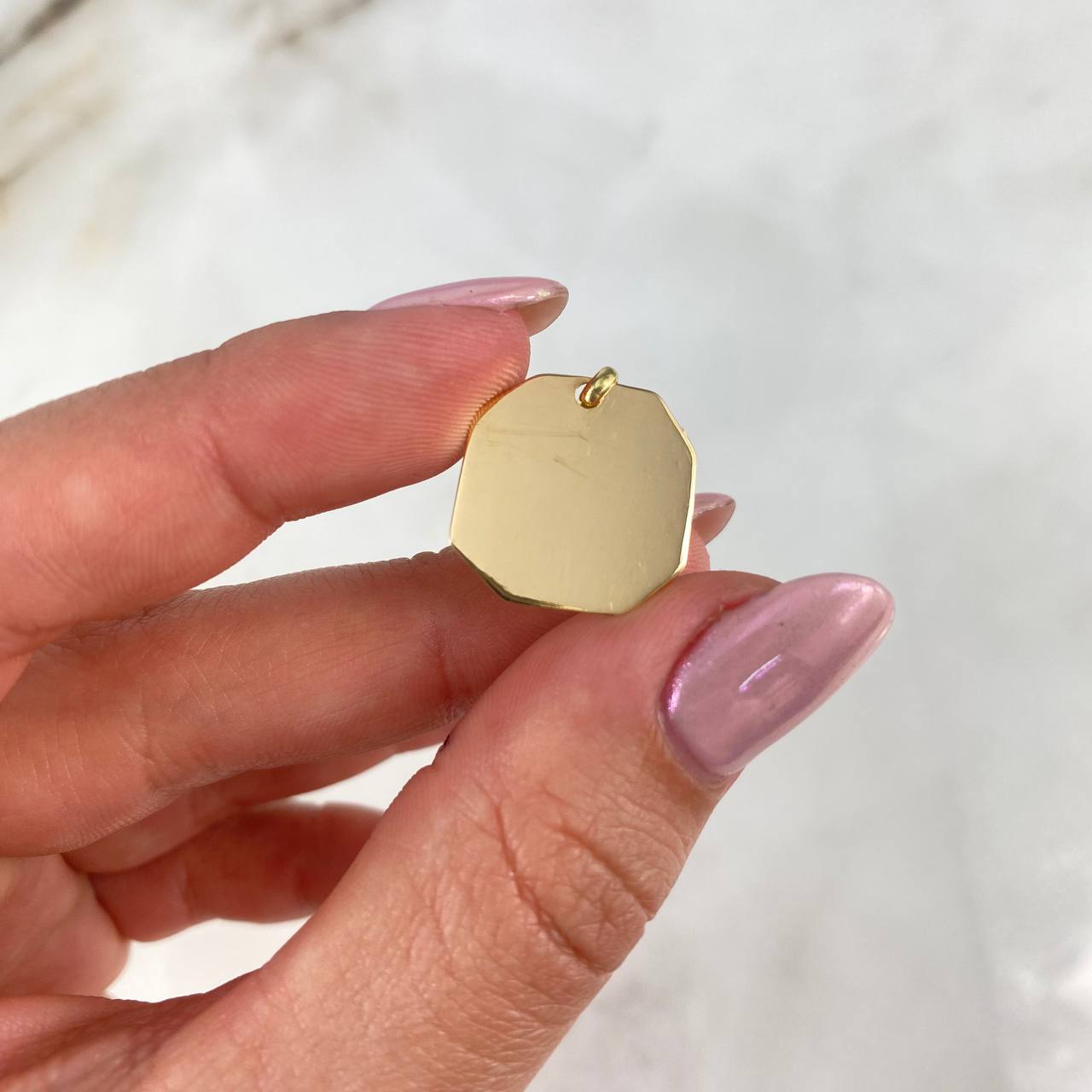 Dije Placa Octagonal Lisa 1.4gr / 2.3cm / 1.7mm*1.7mm Oro Amarillo