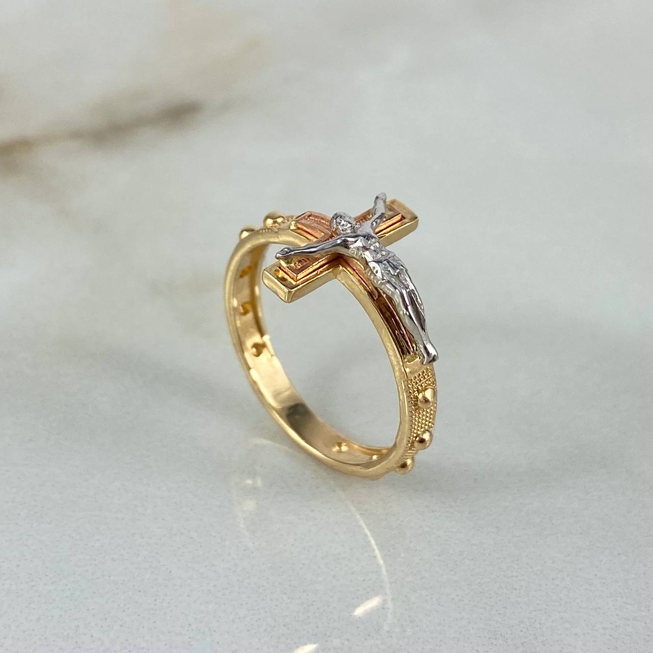 Anillo Cruz cristo punteado 6.35g / T7 Tres Oros 18K